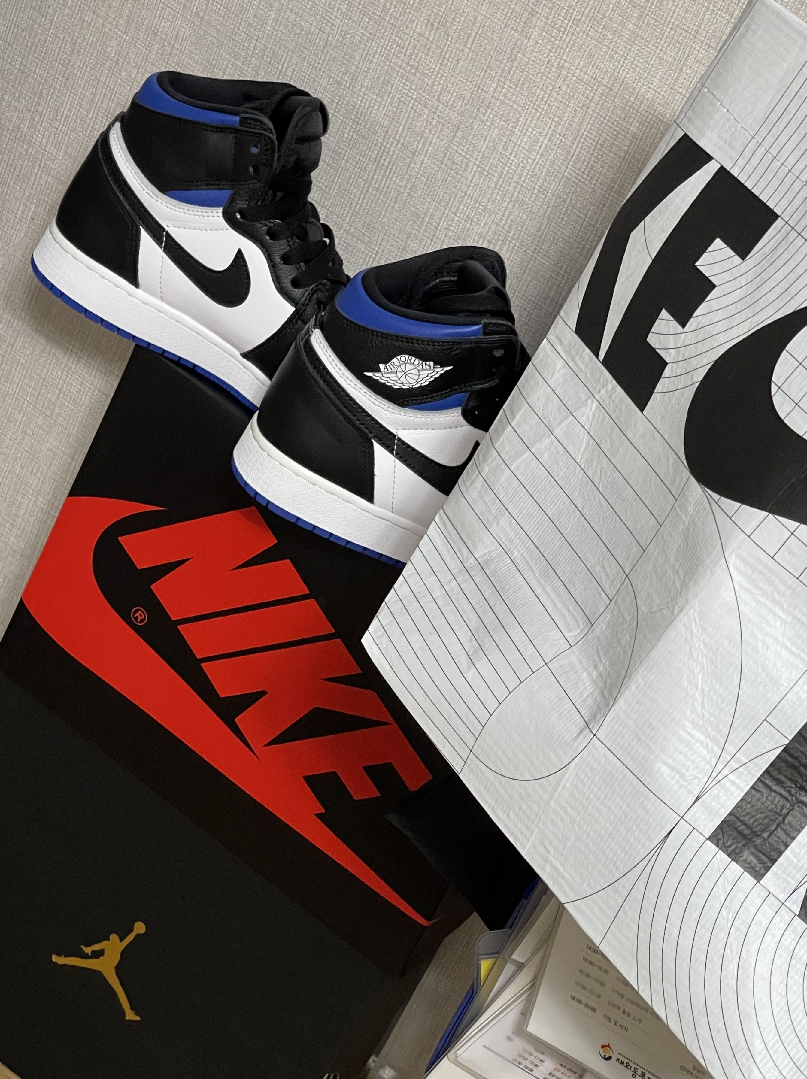 Jordan 1 Retro High OG Royal Toe, (GS) Jordan 1 Retro High OG Royal Toe 착용 스타일 - 2
