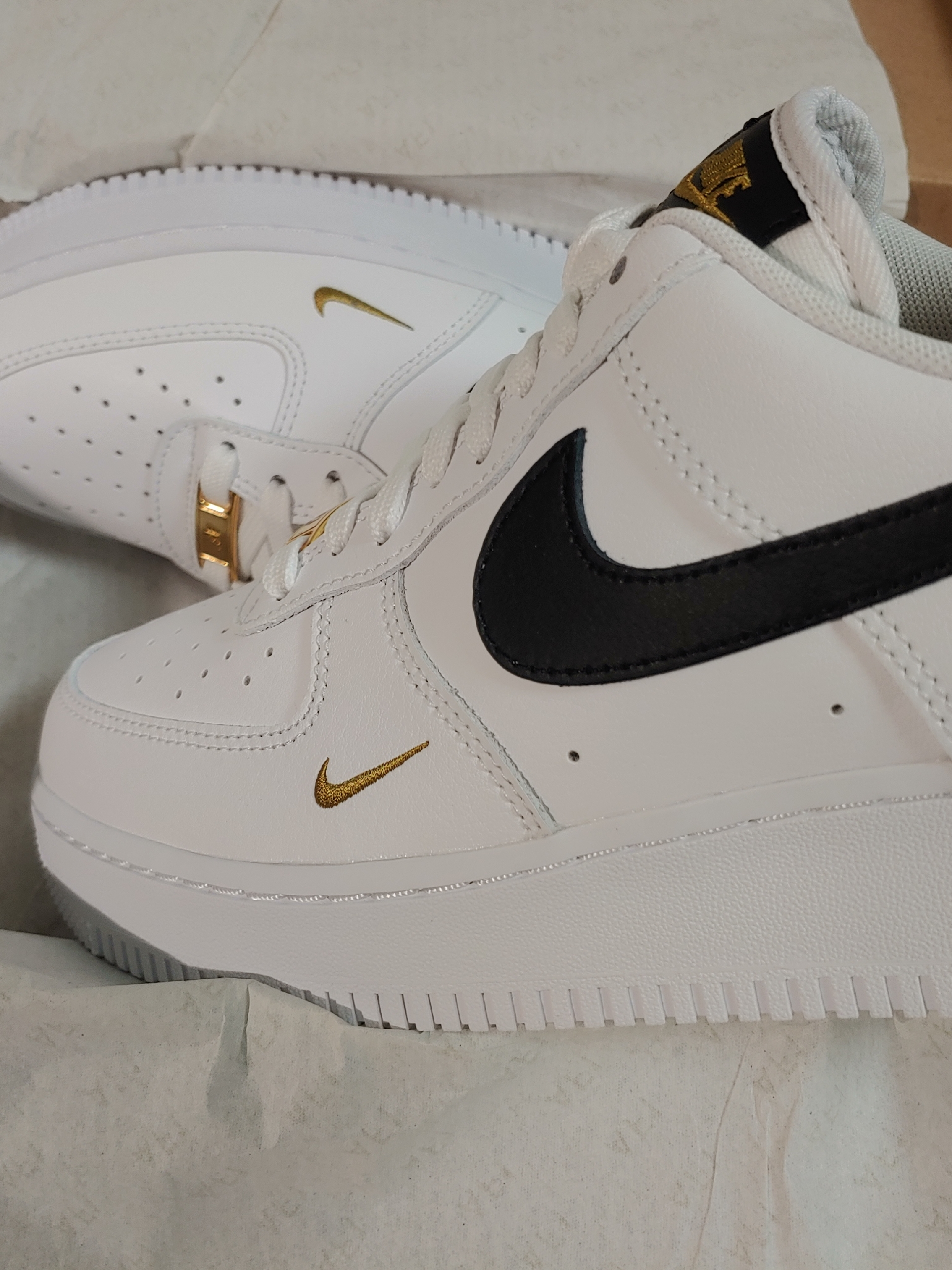 (W) Nike Air Force 1 '07 Essential White Black 착용 스타일 - 4