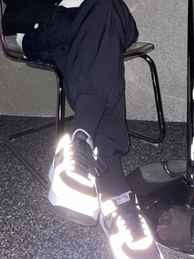 Nike Air Force 1 B Silver Snake 착용 스타일 - 3