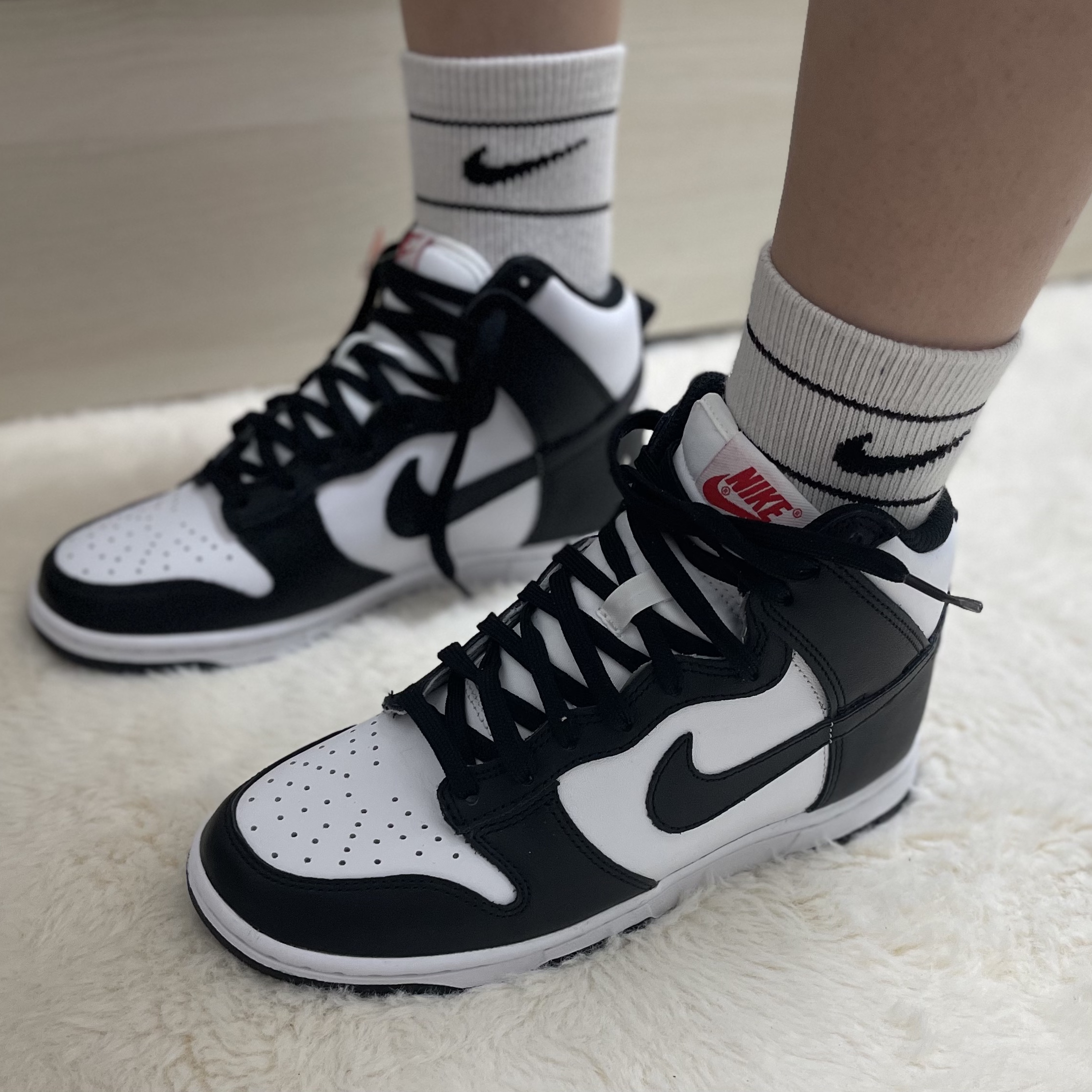 (W) Nike Dunk High Black and White 착용 스타일 - 1