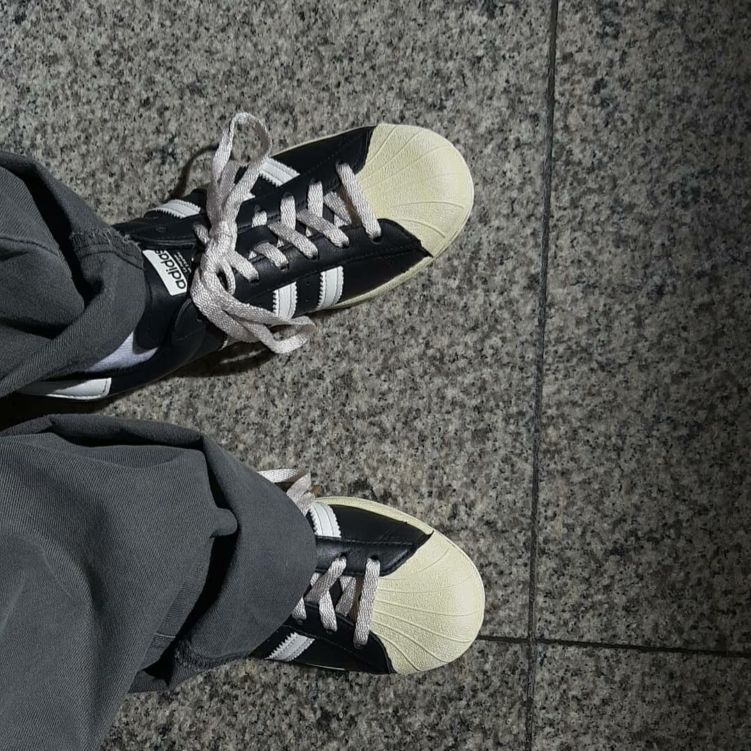 Adidas Superstar Premium Black White 착용 스타일
