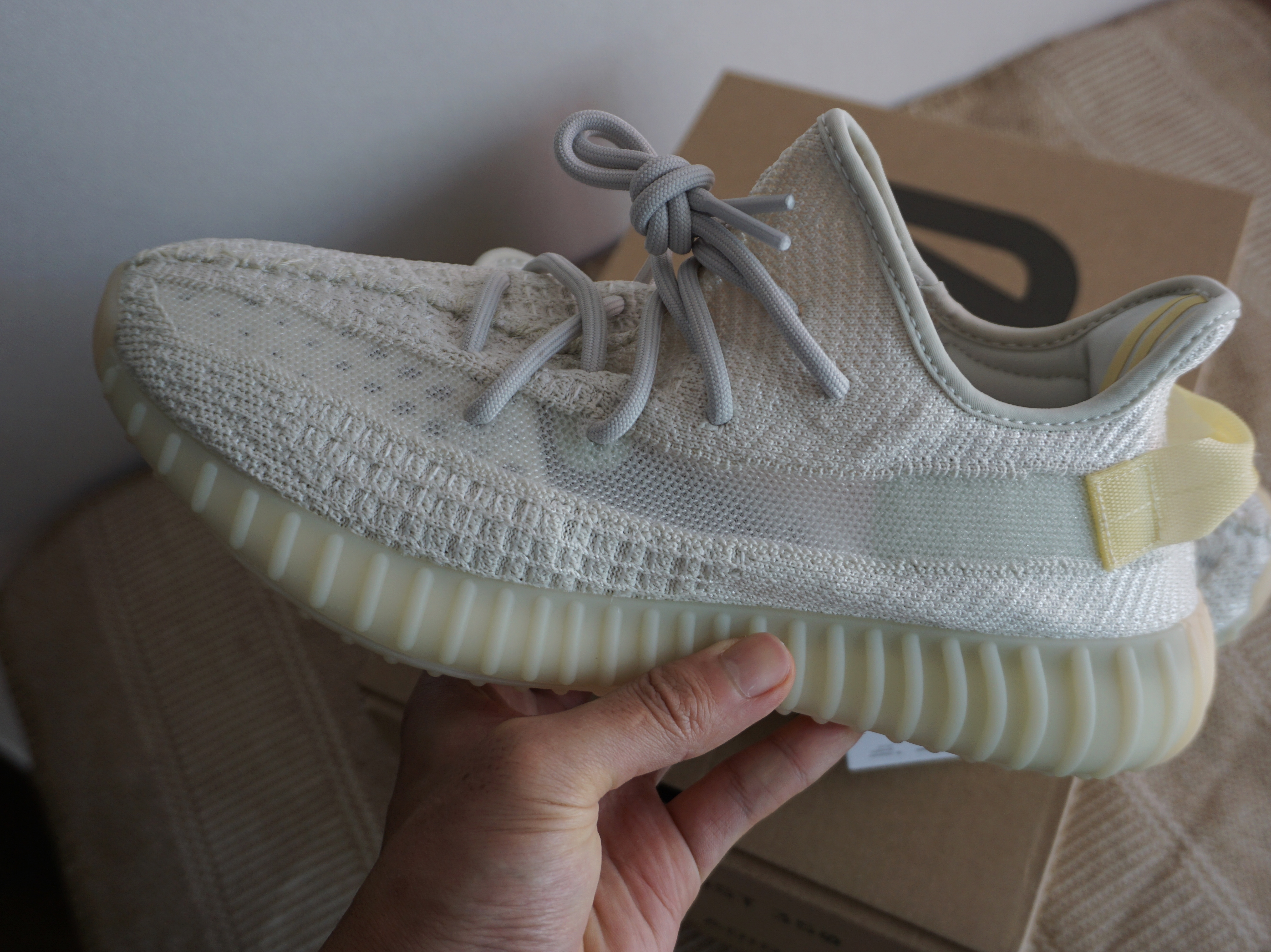 Adidas Yeezy Boost 350 V2 Light 착용 스타일 - 1