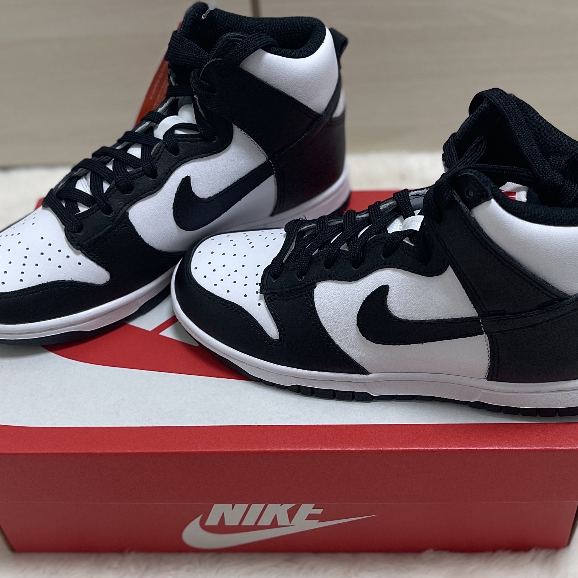 (W) Nike Dunk High Black and White 착용 스타일 - 2