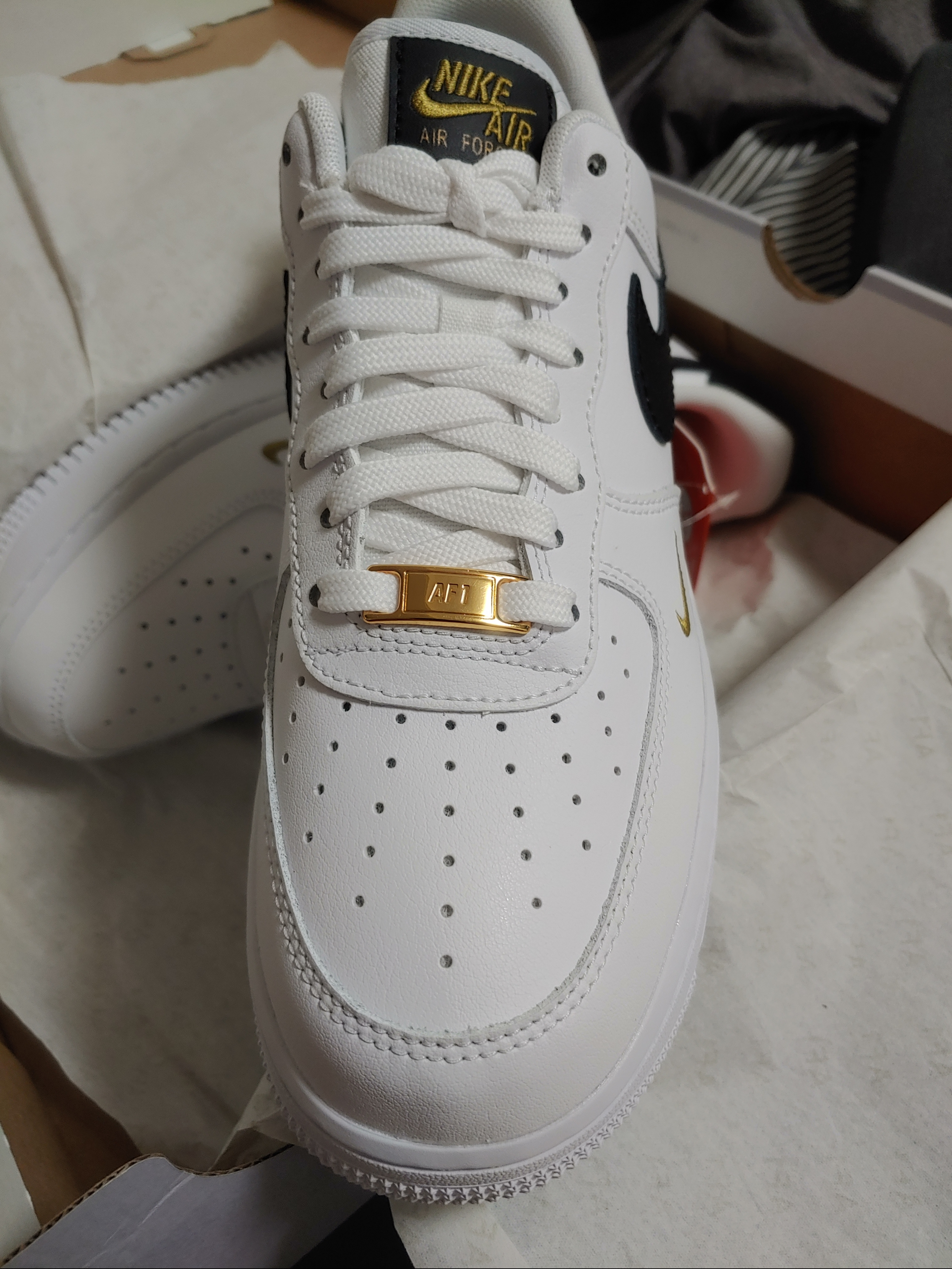 (W) Nike Air Force 1 '07 Essential White Black 착용 스타일 - 2