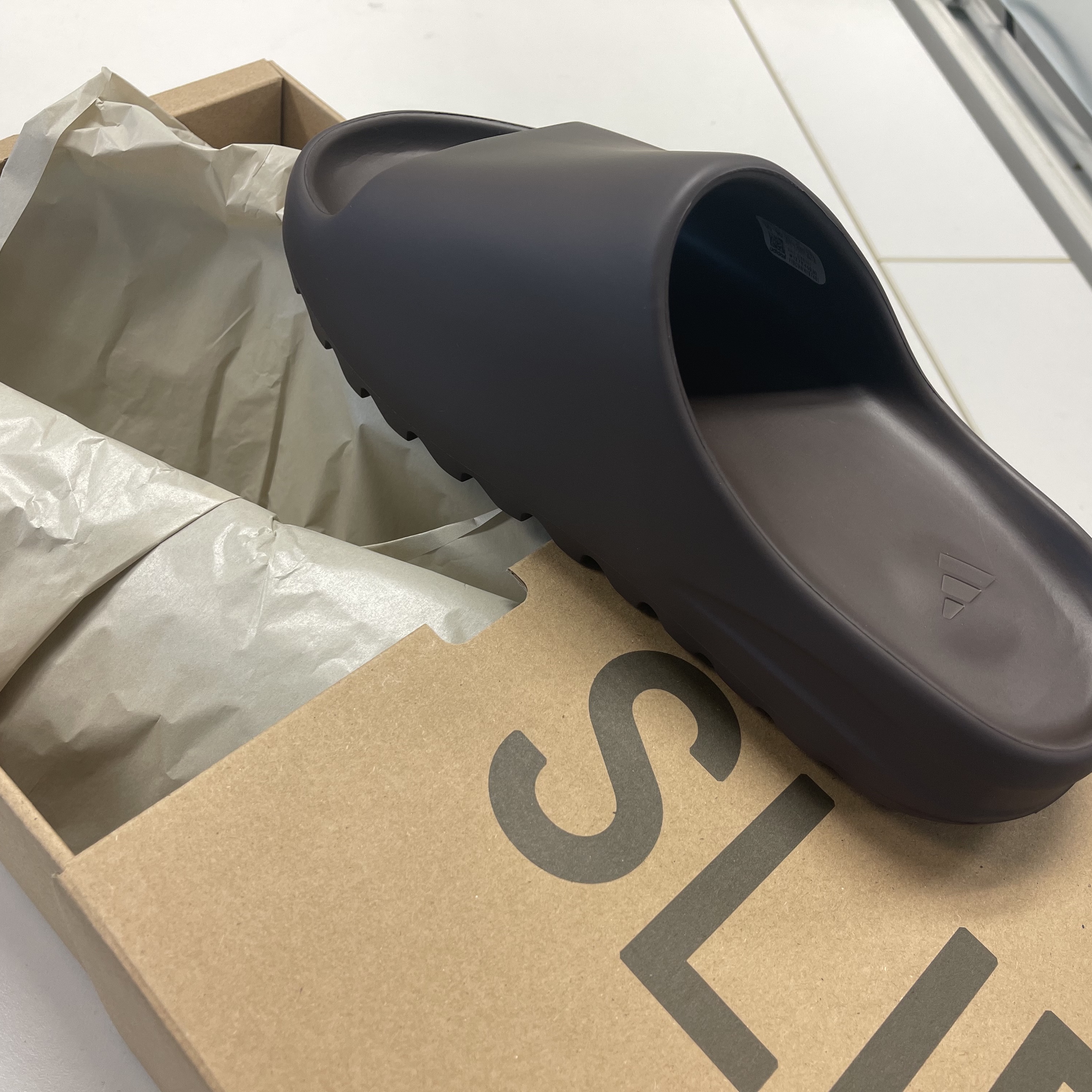 Adidas Yeezy Slide Soot 2021 착용 스타일