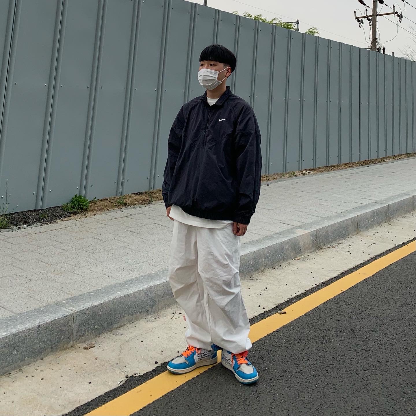Nike x Stussy Windrunner Jacket Off Noir, Jordan 1 x Off-White Retro High University Blue 착용 스타일 - 1