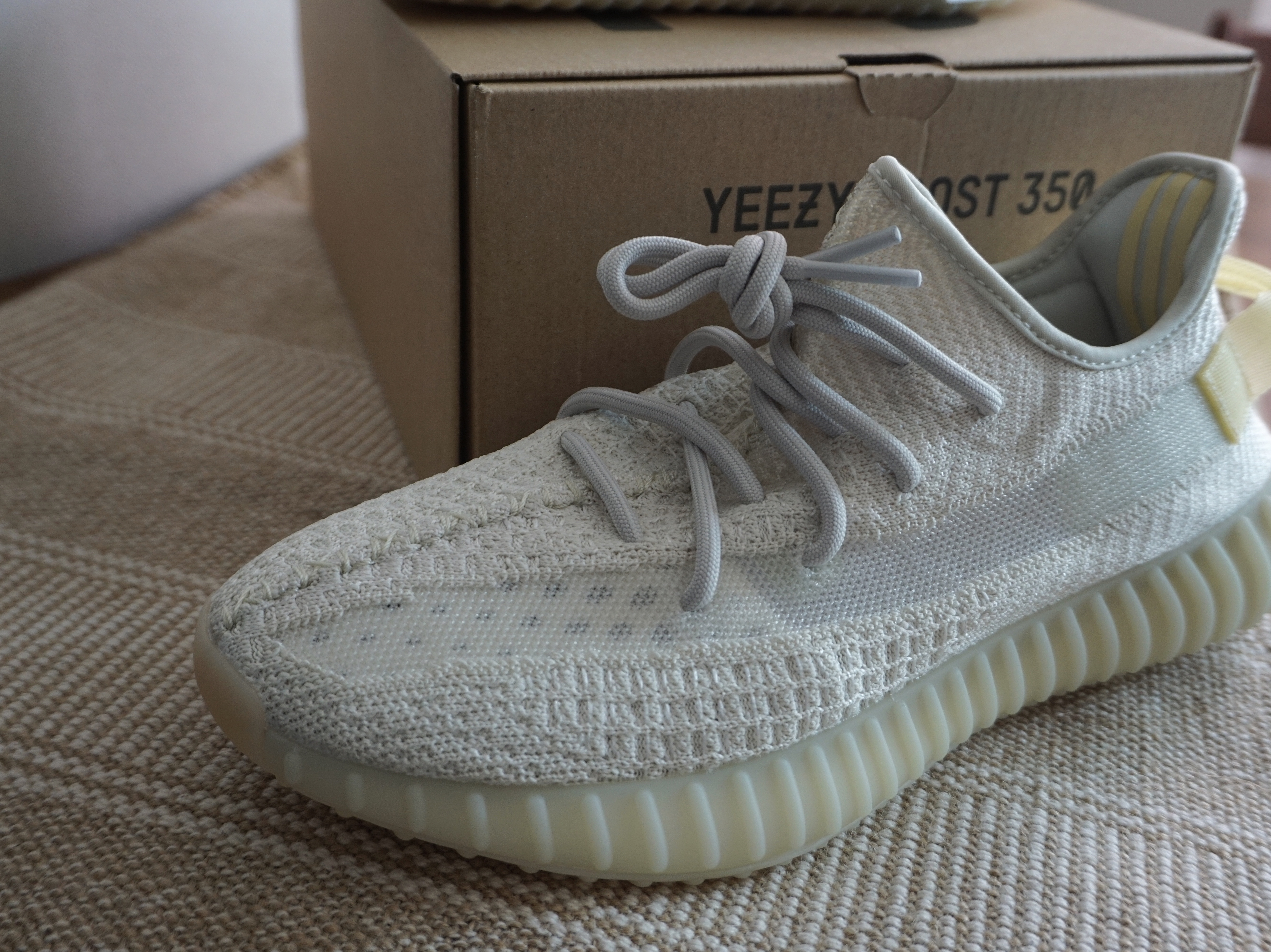 Adidas Yeezy Boost 350 V2 Light 착용 스타일 - 5