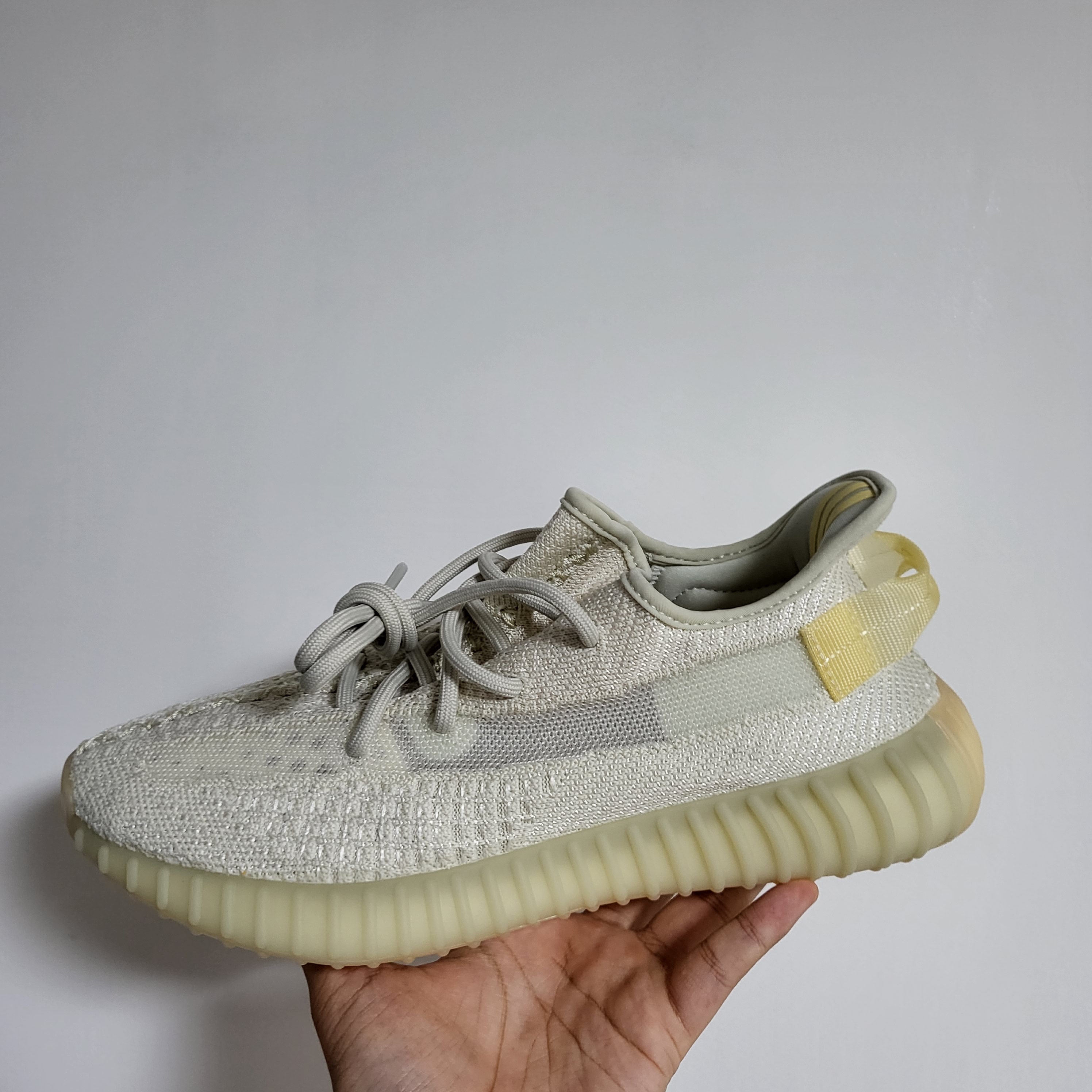 Adidas Yeezy Boost 350 V2 Light 착용 스타일