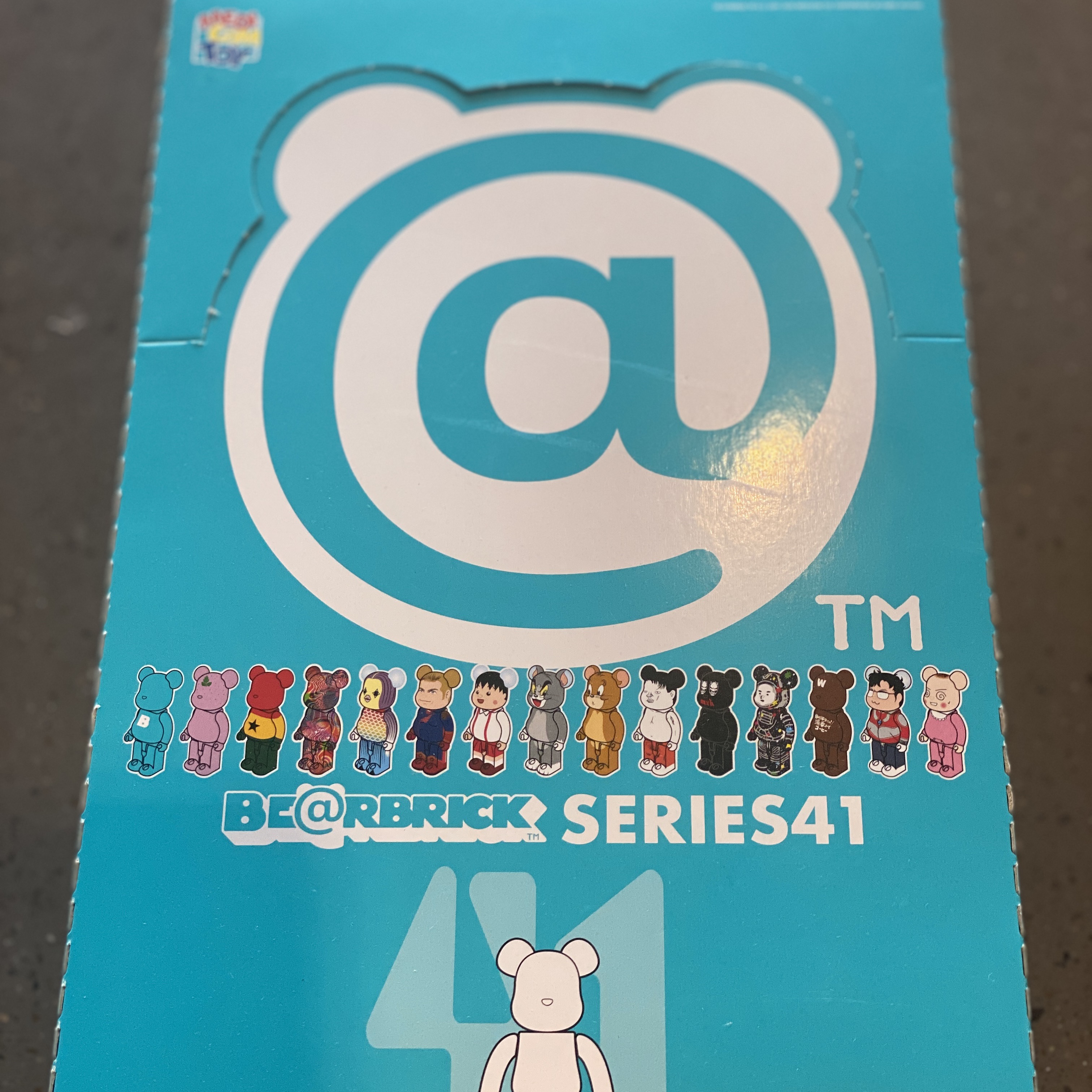 Bearbrick Series 41 Sealed Case 100% (24 Blind Boxes) 착용 스타일