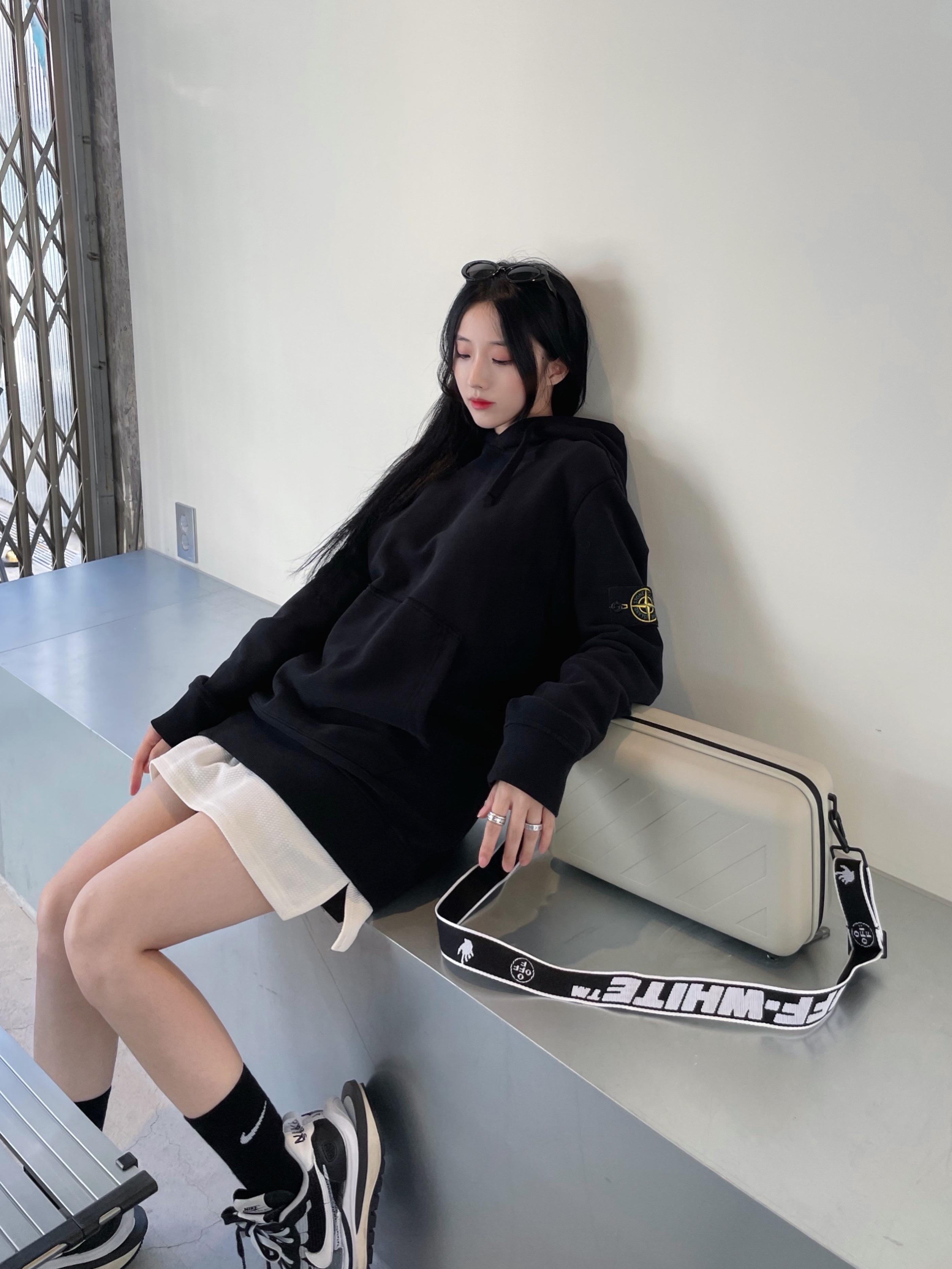 Nike x Sacai VaporWaffle Black White, Stone Island 64151 Cotton Fleece Hooded Sweatshirt Black - 21SS 착용 스타일 - 2