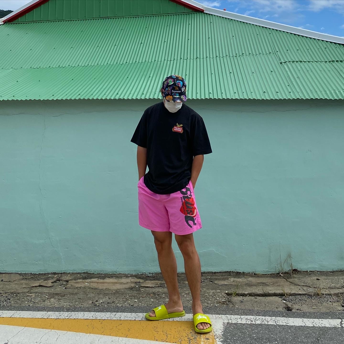Palace x Stella Artois P-Skim T-Shirt Black - 21SS, Stussy x Cactus Plant Flea Market Shorts Pink 착용 스타일 - 2