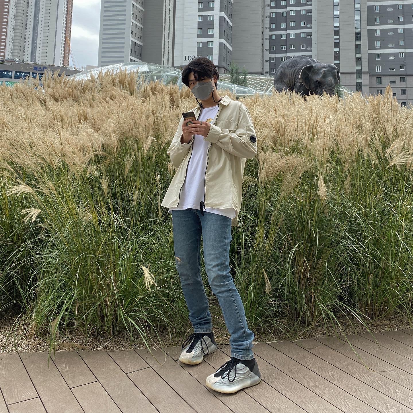 Adidas Yeezy QNTM BSKTBL, Supreme Lizard T-Shirt White - 20SS 착용 스타일 - 2