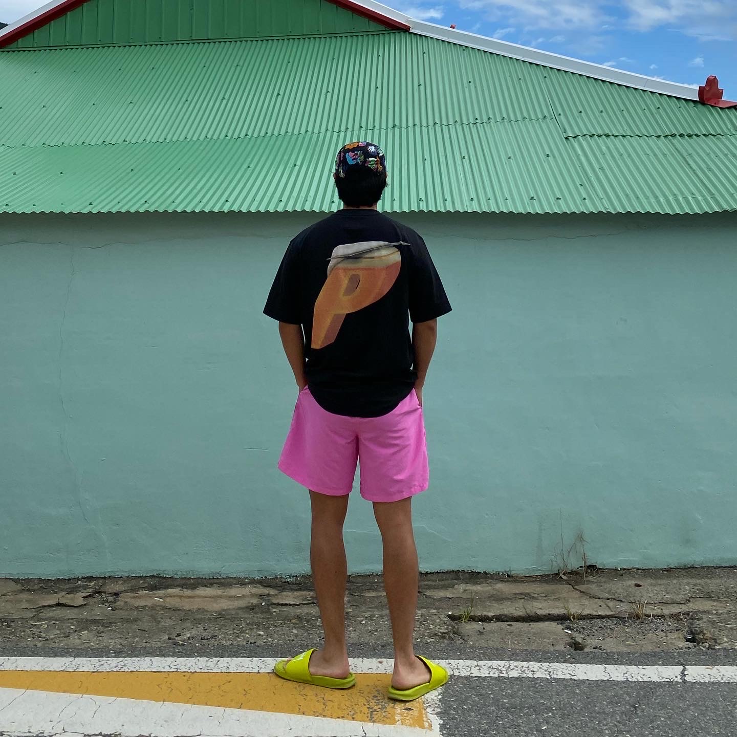 Palace x Stella Artois P-Skim T-Shirt Black - 21SS, Stussy x Cactus Plant Flea Market Shorts Pink 착용 스타일 - 1