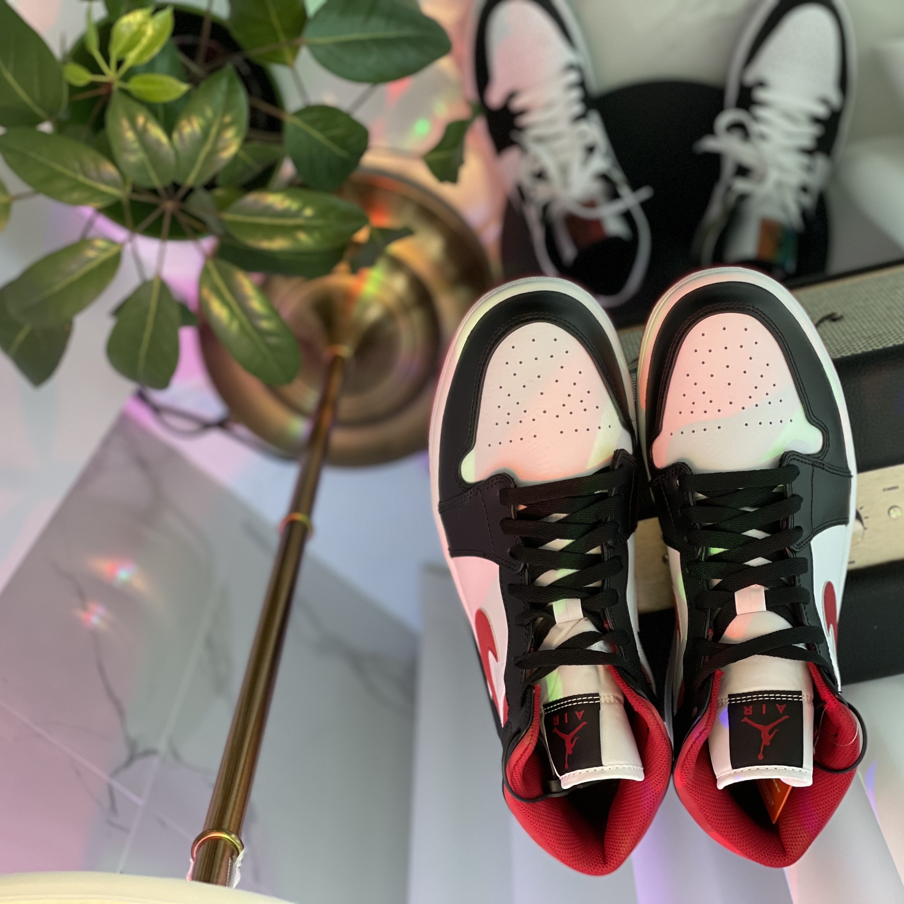 Jordan 1 Mid Gym Red Black White, Jordan 1 Mid SE Heat Reactive 착용 스타일 - 2