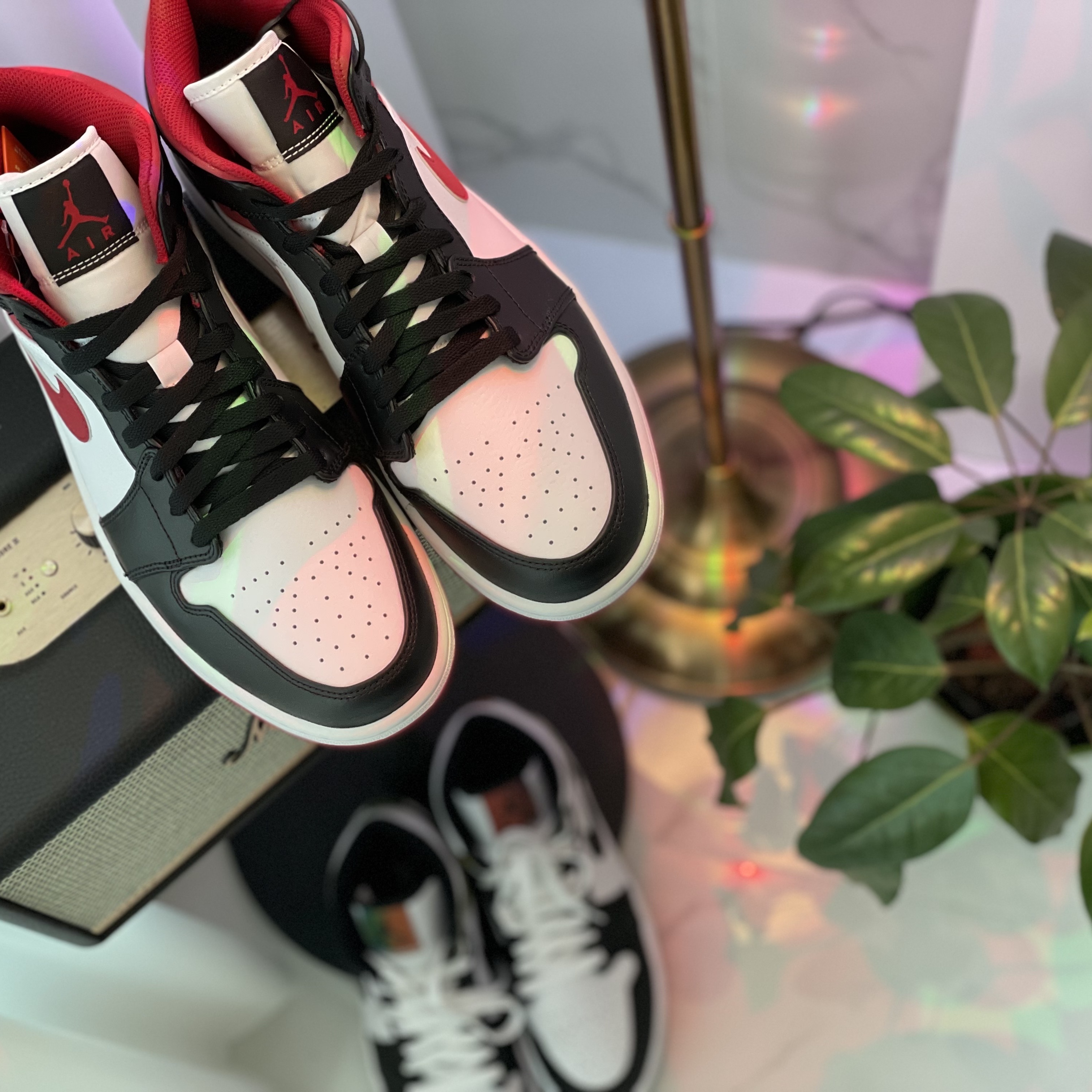 Jordan 1 Mid Gym Red Black White, Jordan 1 Mid SE Heat Reactive 착용 스타일 - 1