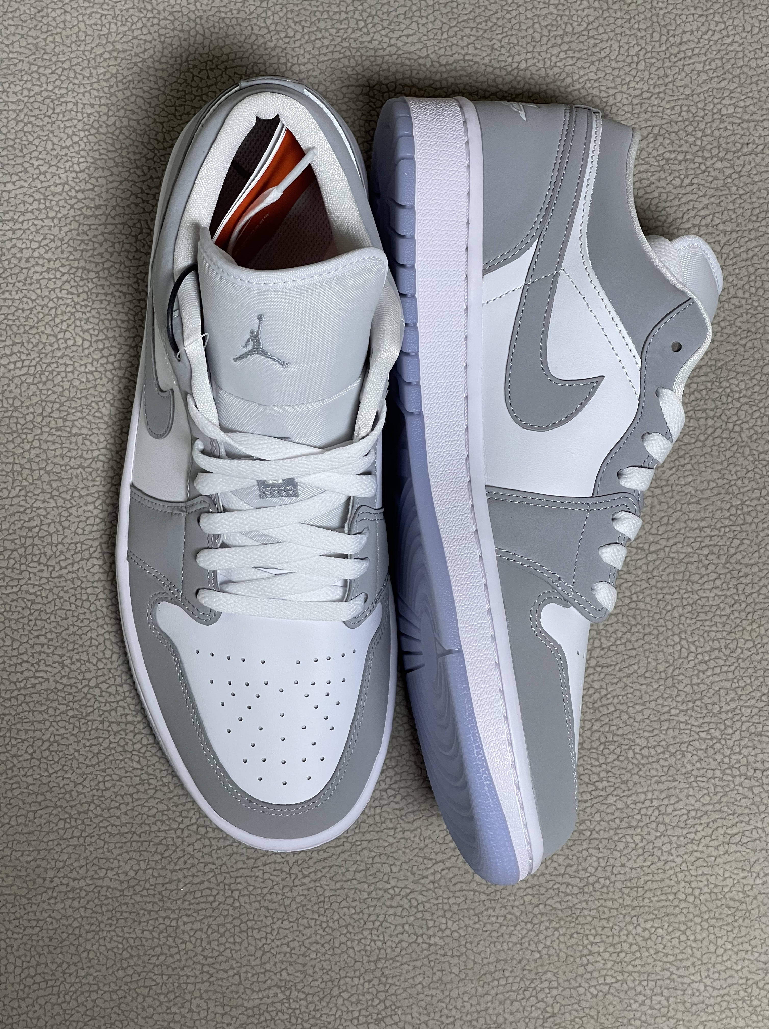 (W) Jordan 1 Low White Wolf Grey 착용 스타일 - 1