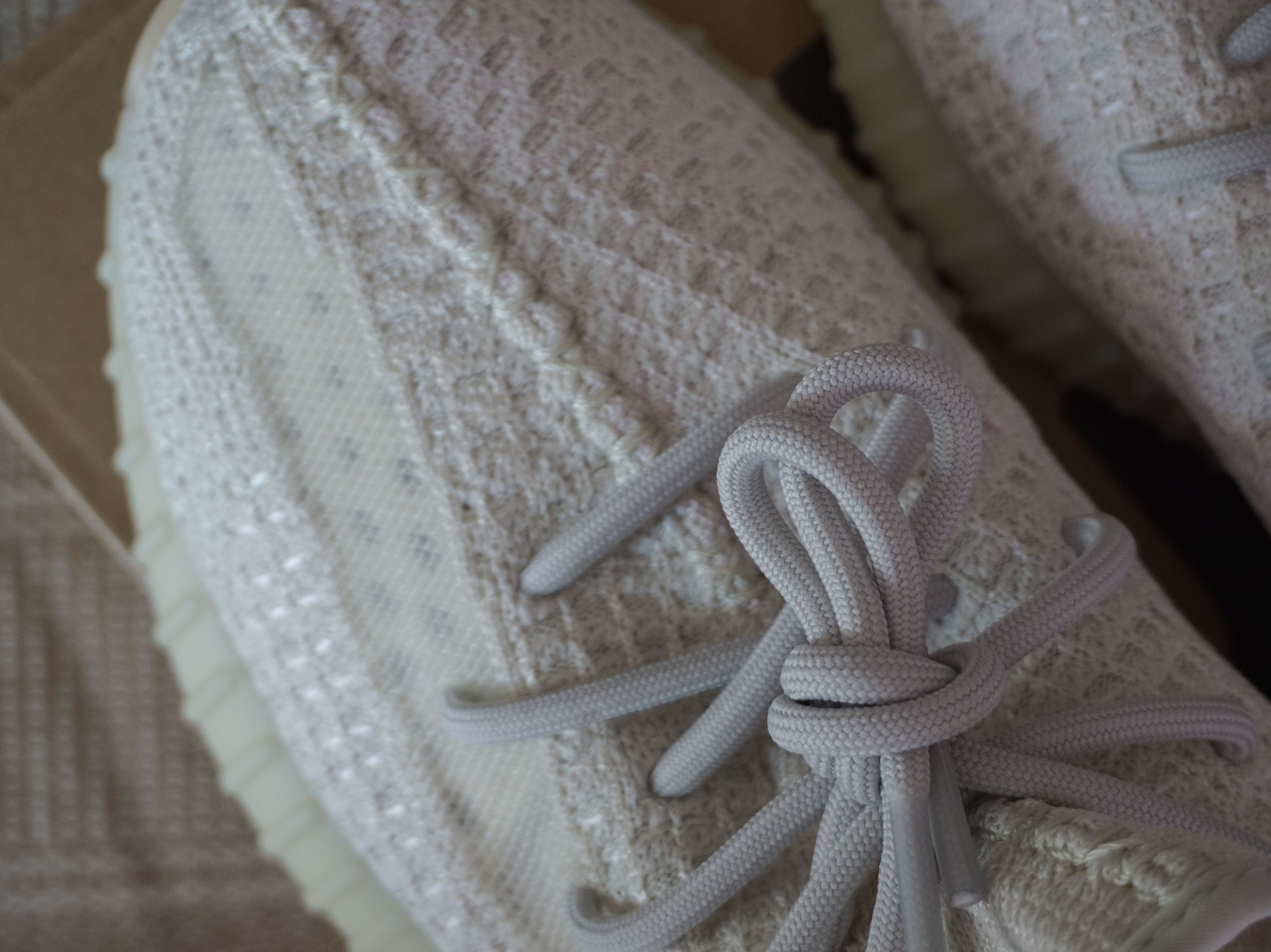 Adidas Yeezy Boost 350 V2 Light 착용 스타일 - 3
