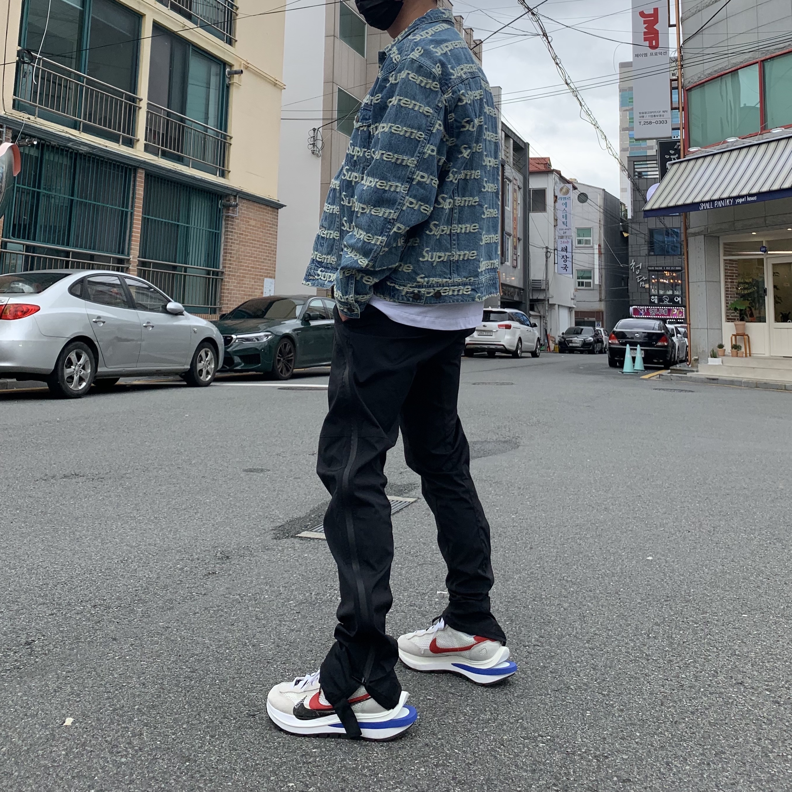 Supreme Frayed Logos Denim Trucker Jacket Blue - 21SS, Nike x Sacai VaporWaffle Royal Fuchsia 착용 스타일