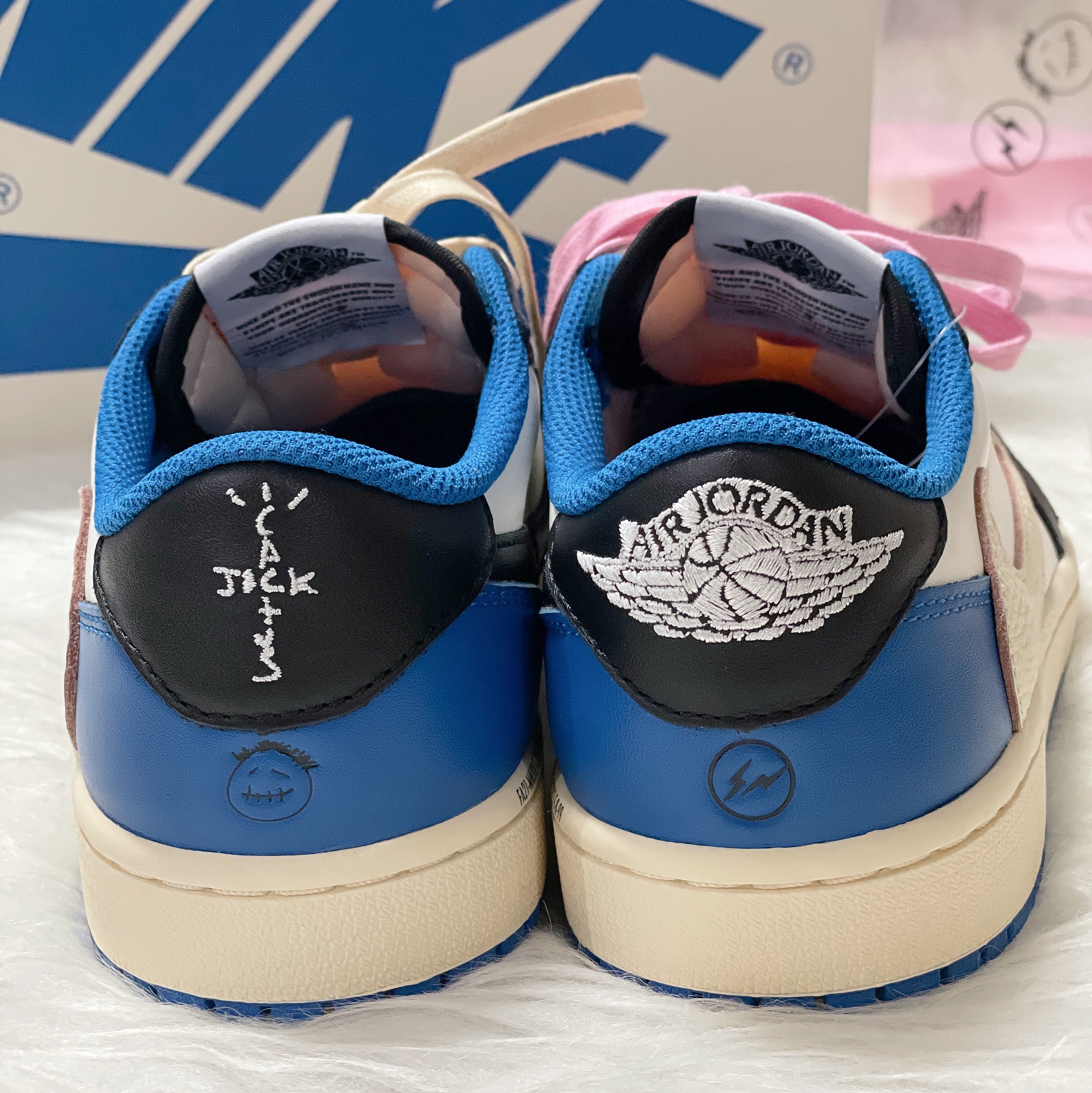 Jordan 1 x Travis Scott x Fragment Retro Low OG SP Military Blue 착용 스타일 - 4