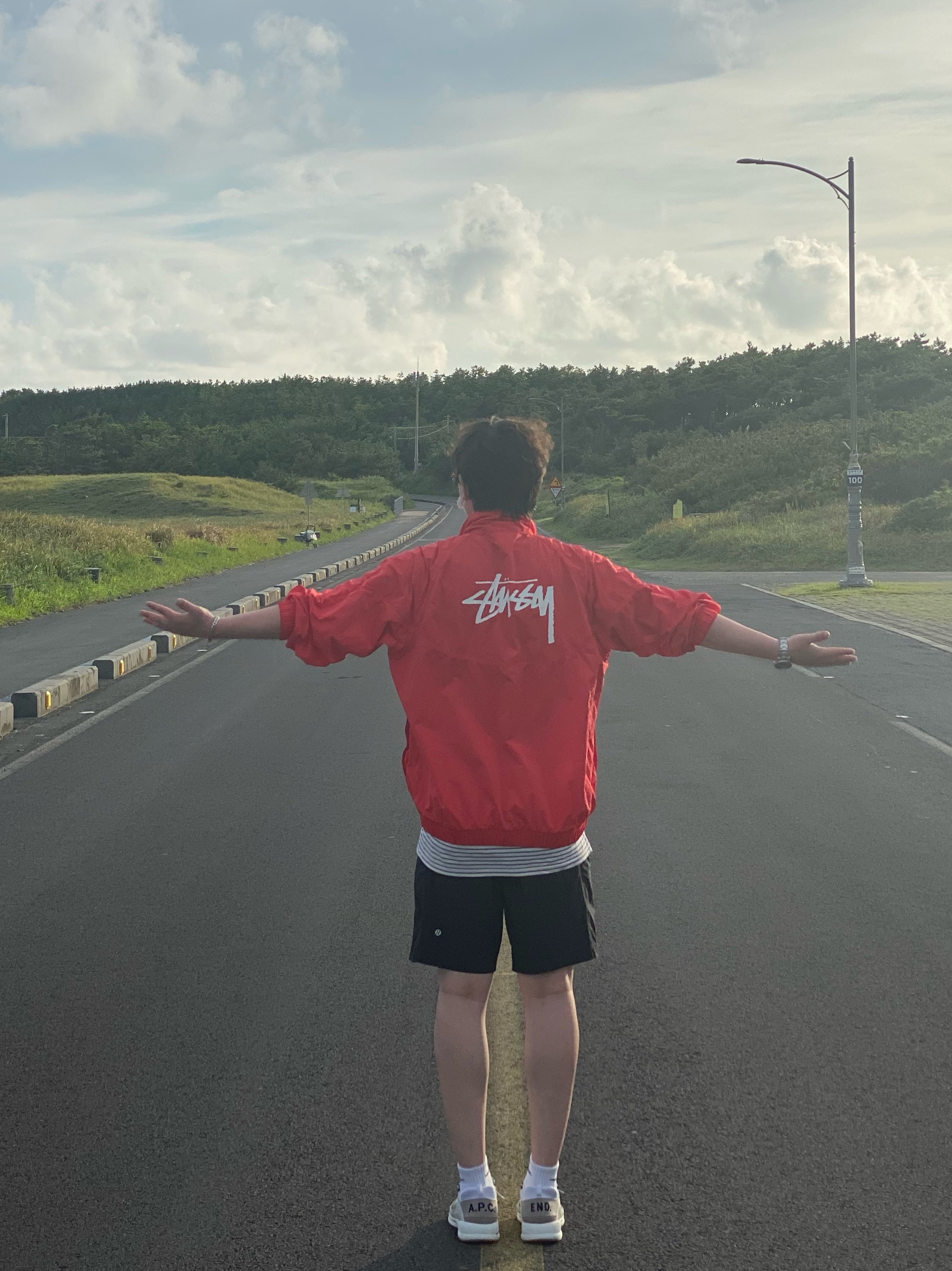 Nike x Stussy Windrunner Jacket Habanero Red 착용 스타일