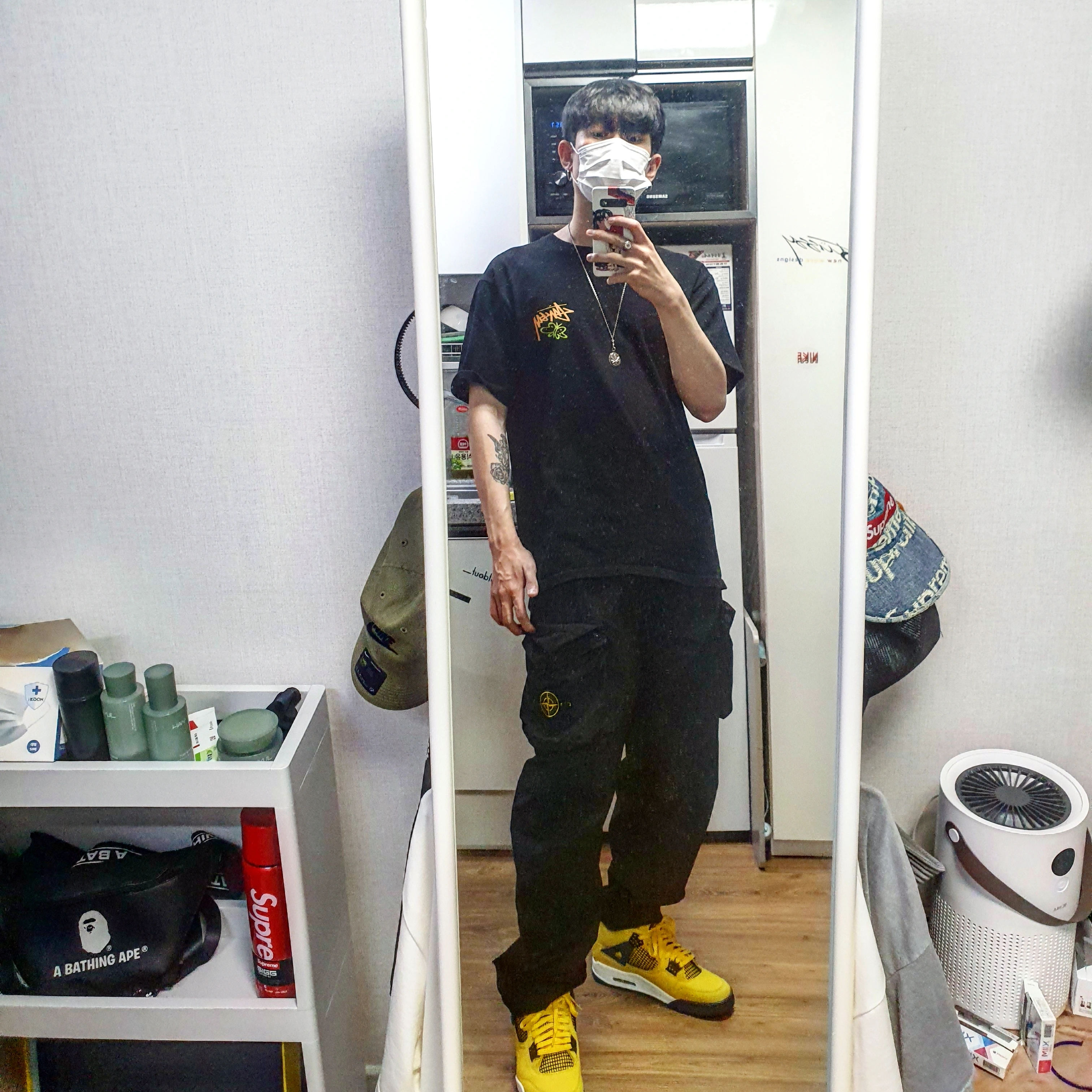 Jordan 4 Retro Tour Yellow, Stone Island 30203 Cargo Pants 5 Pockets Black - 21SS 착용 스타일