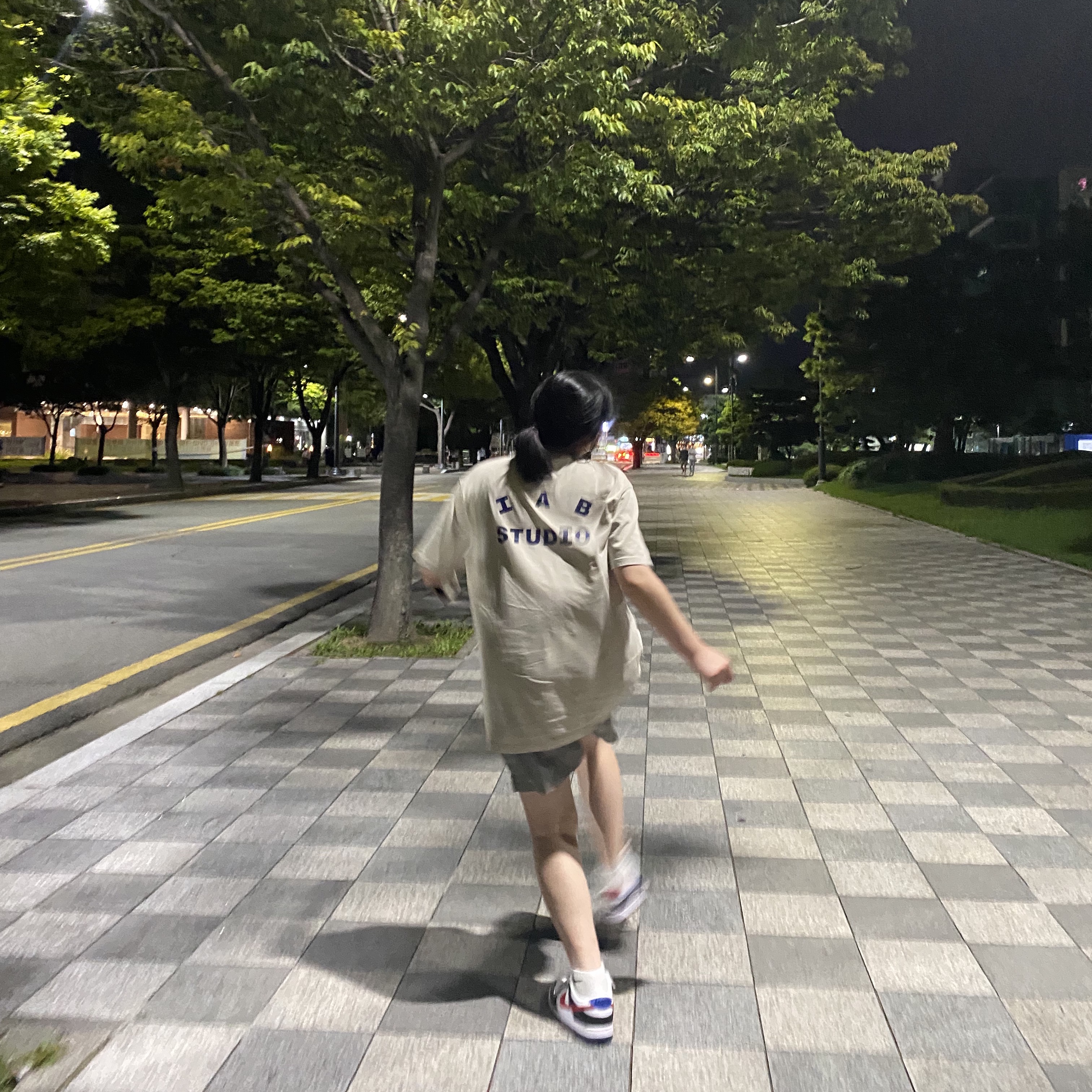 IAB Studio Pigment T-Shirt Oatmeal, IAB Studio Woven Shorts Gray 착용 스타일 - 1