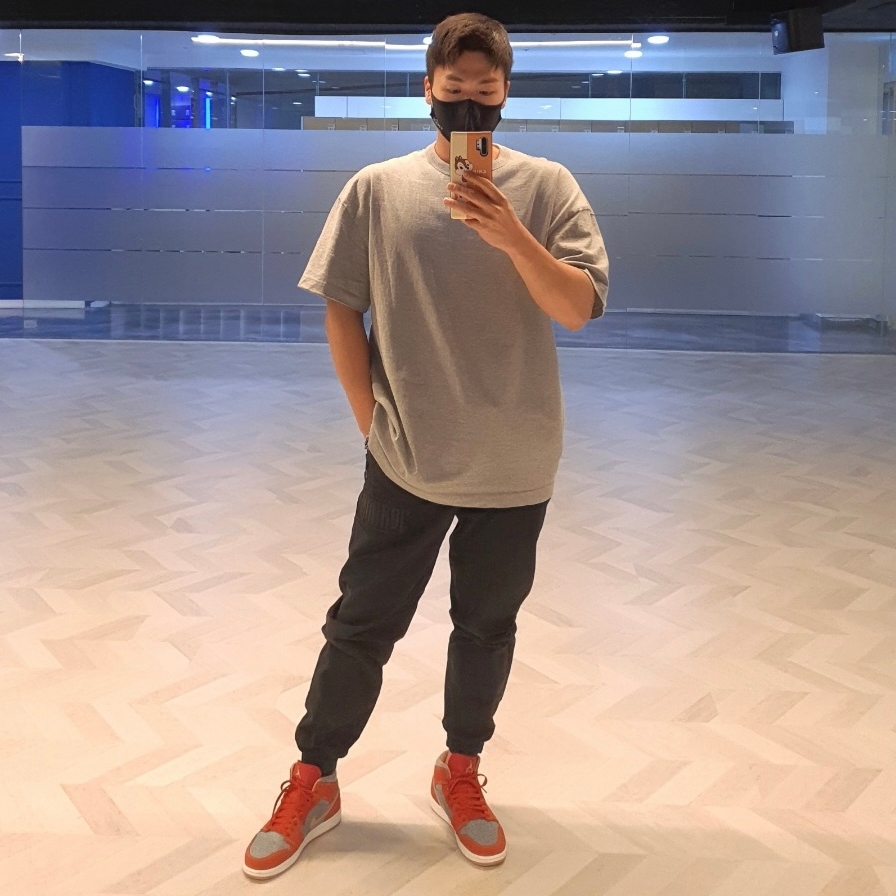 Jordan 1 Mid SE Denim Cinnabar 착용 스타일 - 2