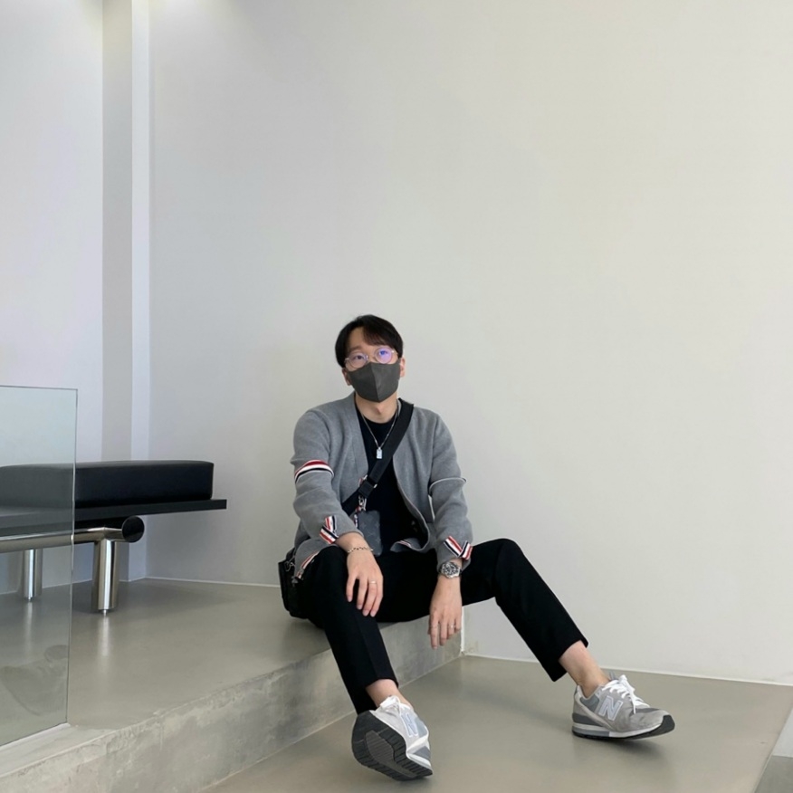 New Balance 996 Grey, Thom Browne Milano Stitch Stripe Armband Cardigan Light Grey 착용 스타일