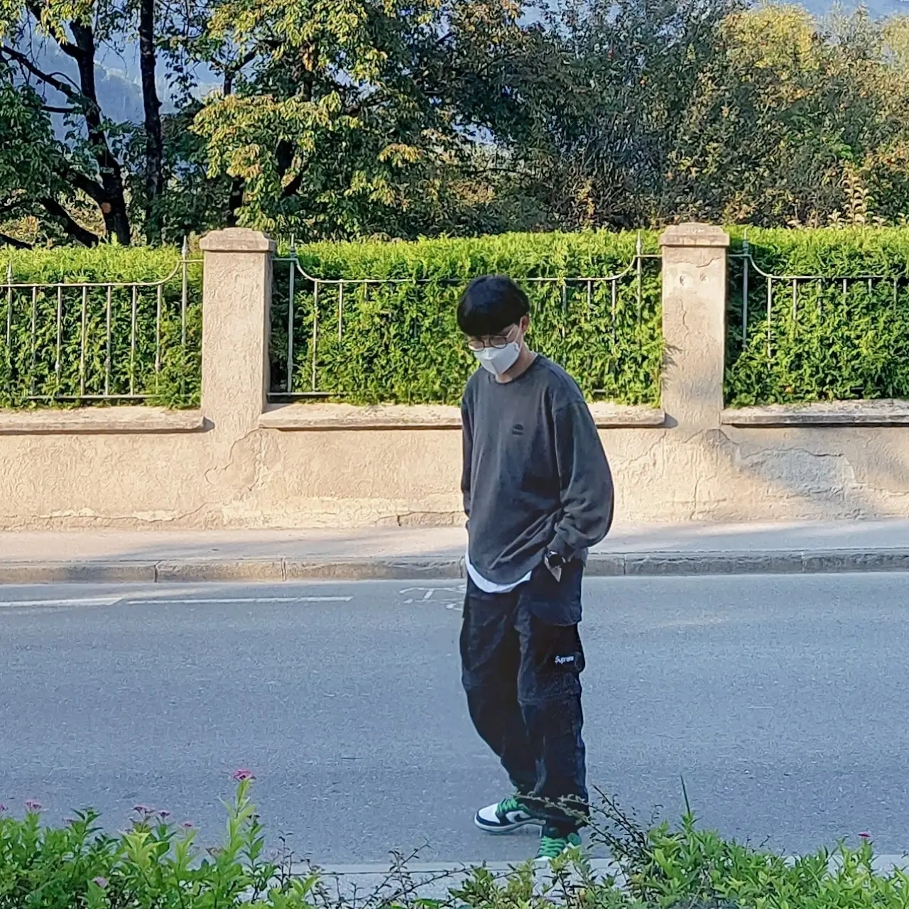 Supreme x The North Face Pigment Printed Crewneck Black - 21SS, Supreme Mesh Pocket Belted Cargo Pants Black - 21SS 착용 스타일 - 3