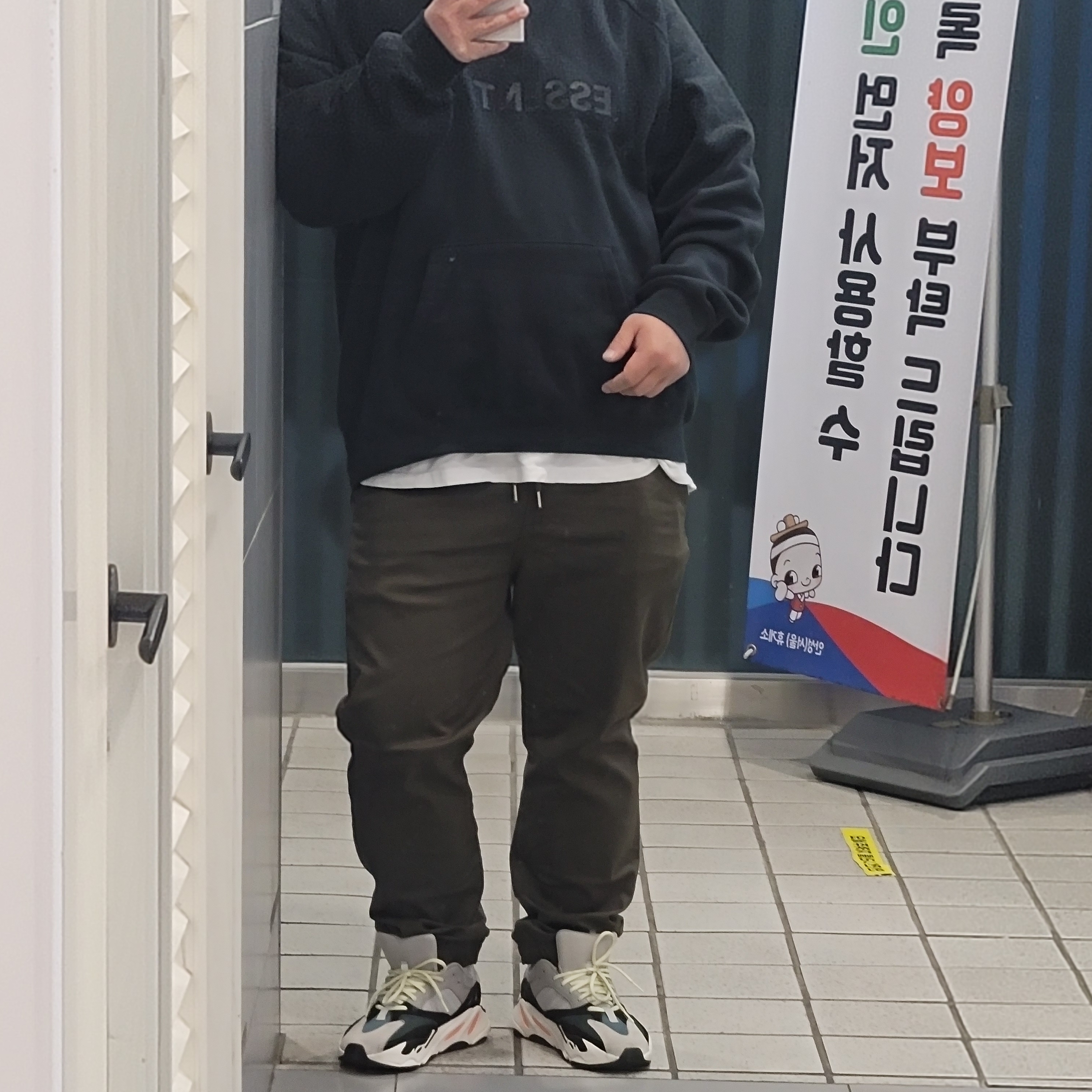 Essentials 3D Silicon Applique Pullover Hoodie Dark Slate/Black 2020, Adidas Yeezy Boost 700 Wave Runner Solid Grey 2017/2019 착용 스타일