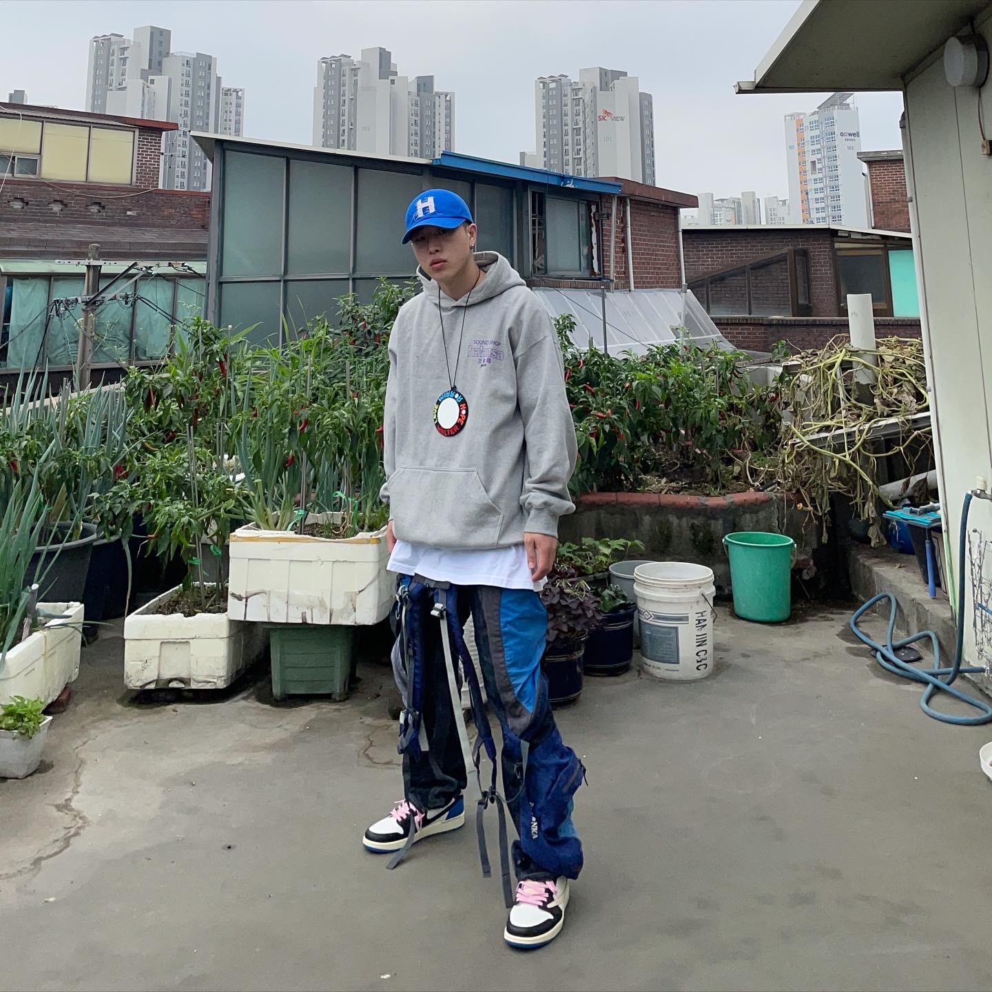 Jordan 1 x Travis Scott x Fragment Retro Low OG SP Military Blue 착용 스타일 - 4