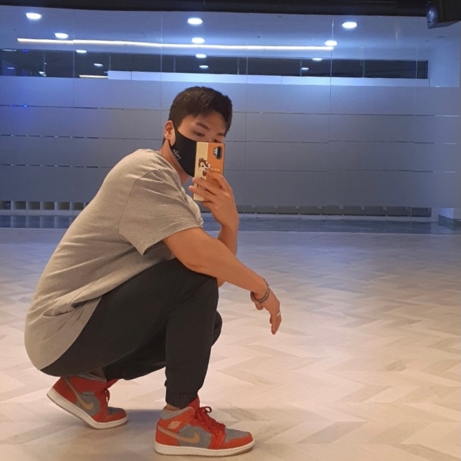 Jordan 1 Mid SE Denim Cinnabar 착용 스타일 - 1