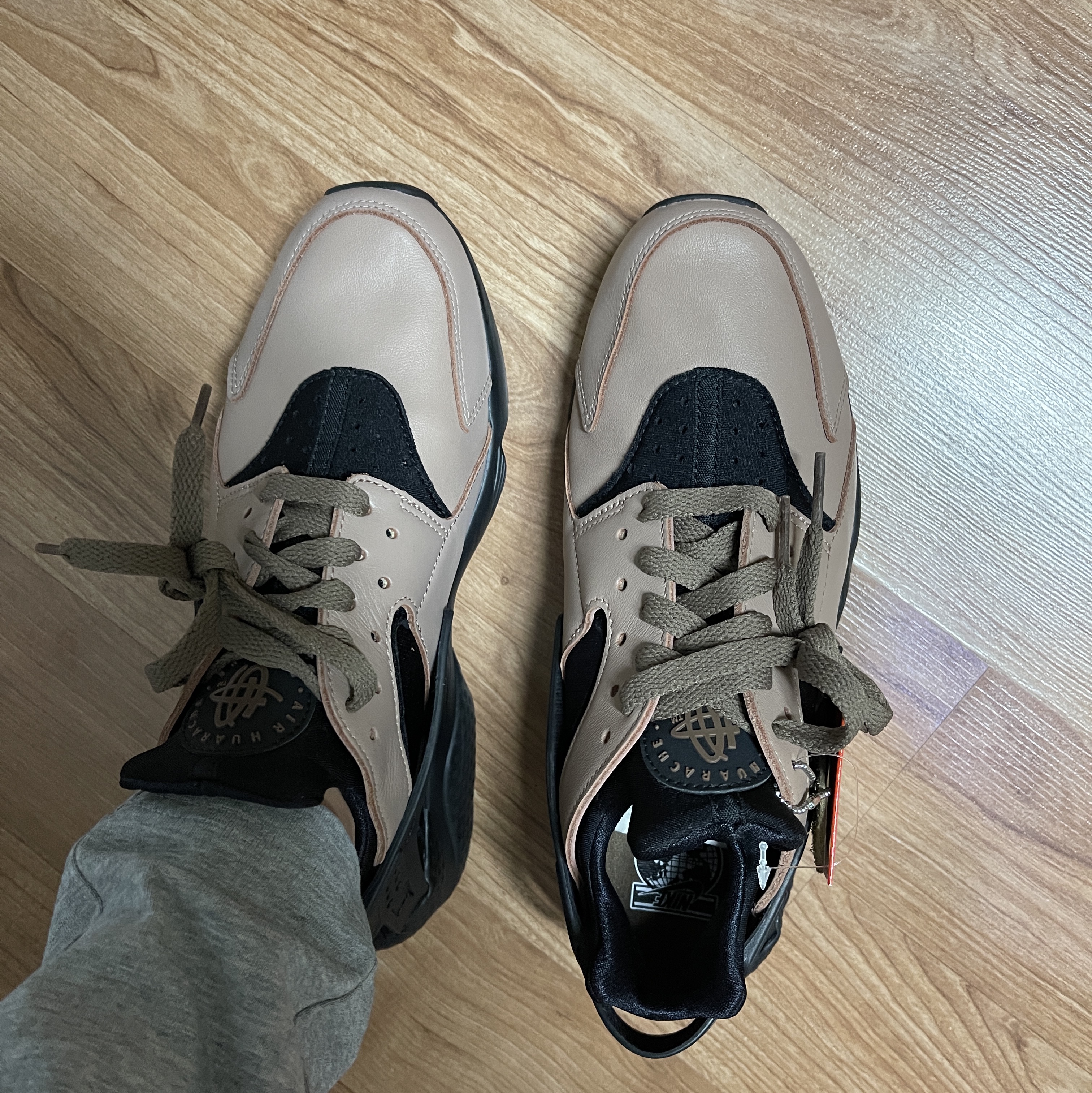 Nike Air Huarache LE Toadstool 착용 스타일 - 2