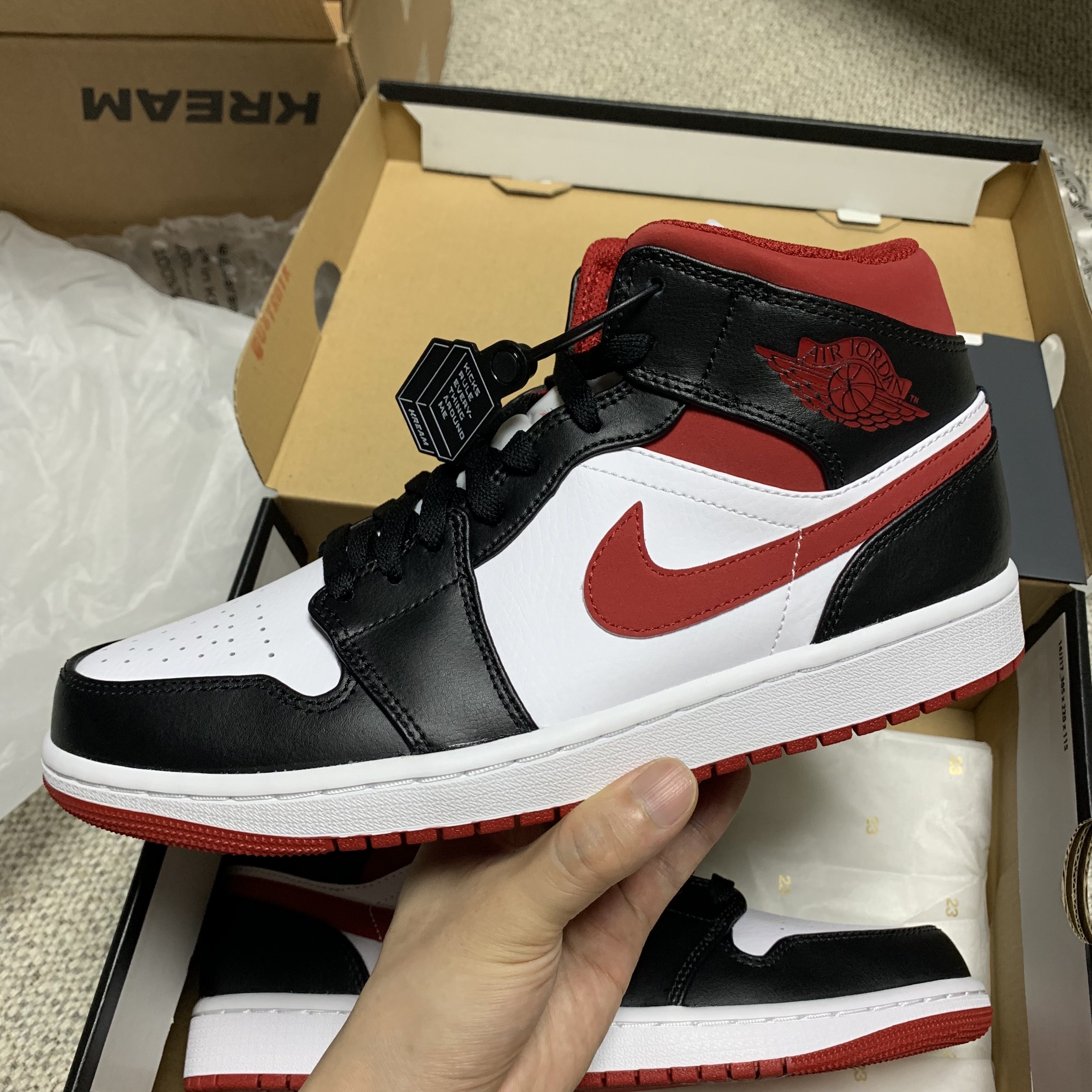 Jordan 1 Mid Gym Red Black White 착용 스타일 - 2