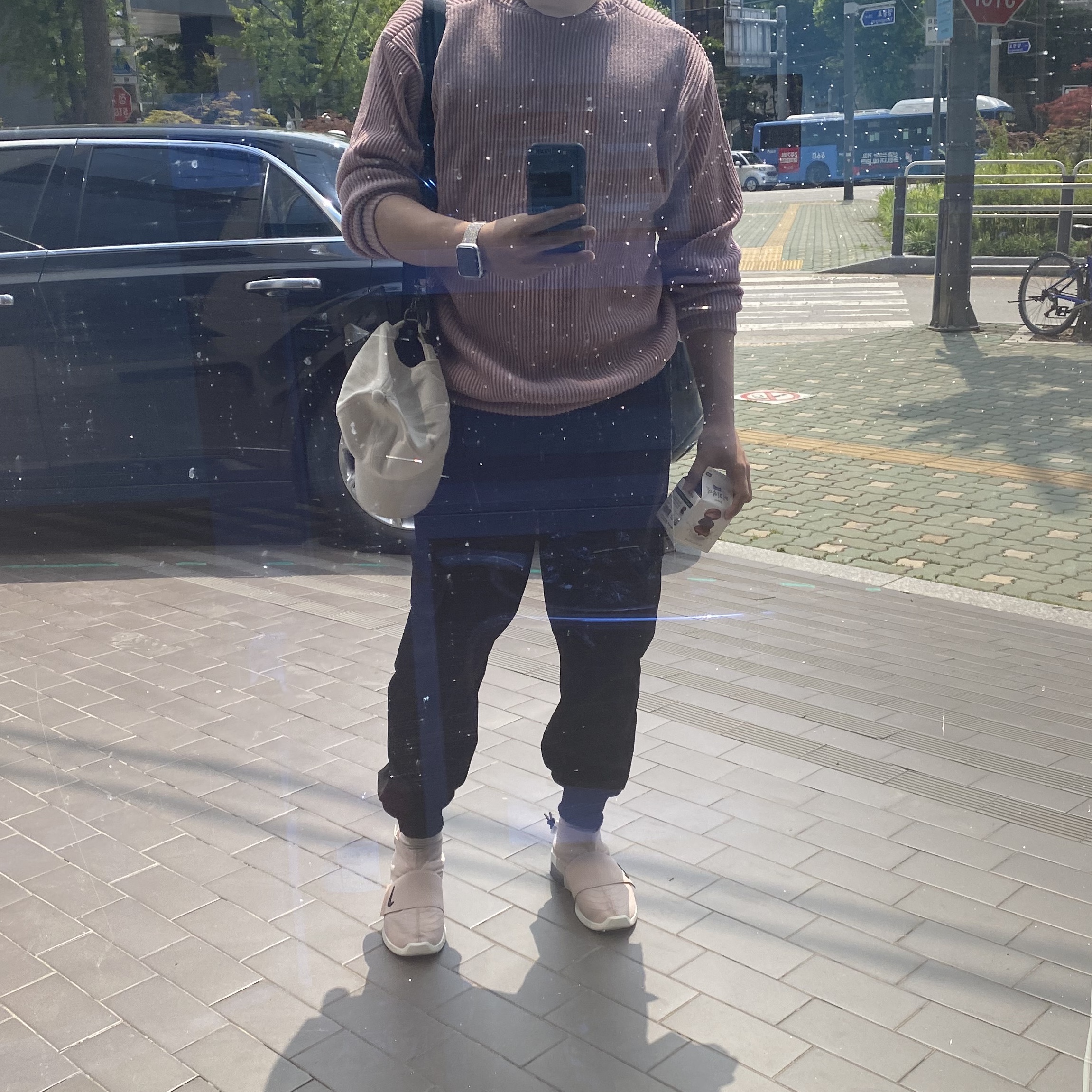 Nike x Fear of God Air Fear of God Moccasin Particle Beige 착용 스타일