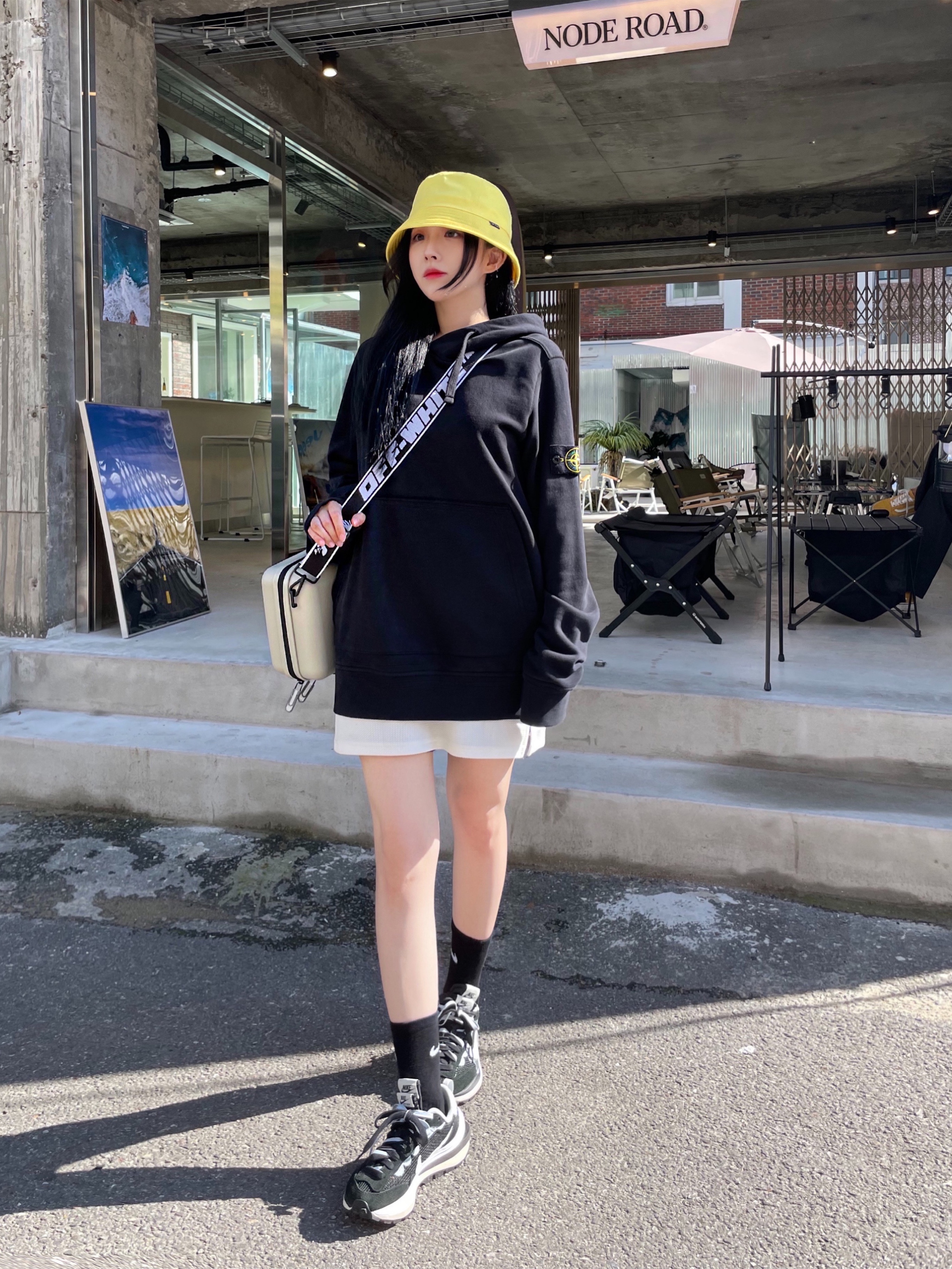 Nike x Sacai VaporWaffle Black White, Stone Island 64151 Cotton Fleece Hooded Sweatshirt Black - 21SS 착용 스타일 - 1