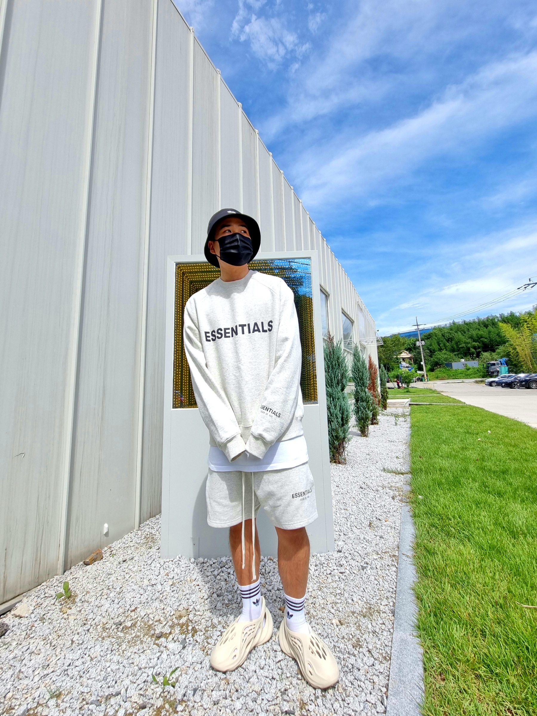 Essentials 3D Silicon Applique Crewneck Heather Oatmeal/Dark Heather Oatmeal - 20FW, Adidas Yeezy Foam RNNR Sand 착용 스타일