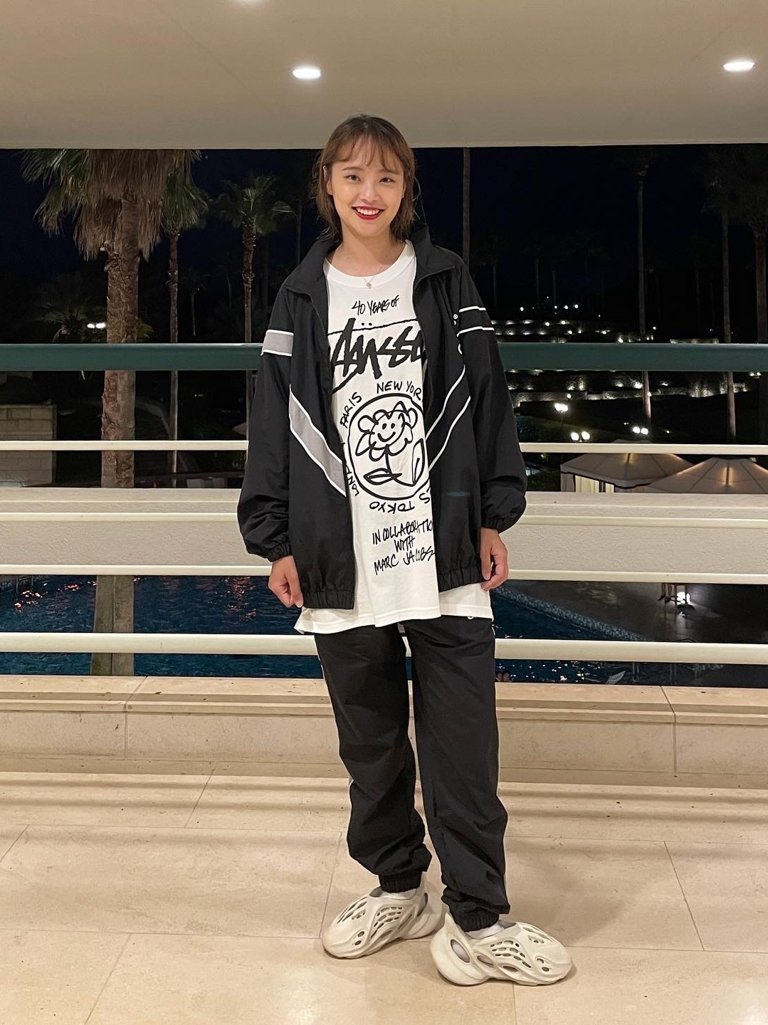 Stussy x Marc Jacobs 40 WT T-Shirt, Adidas Yeezy Foam RNNR Sand 착용 스타일 - 2