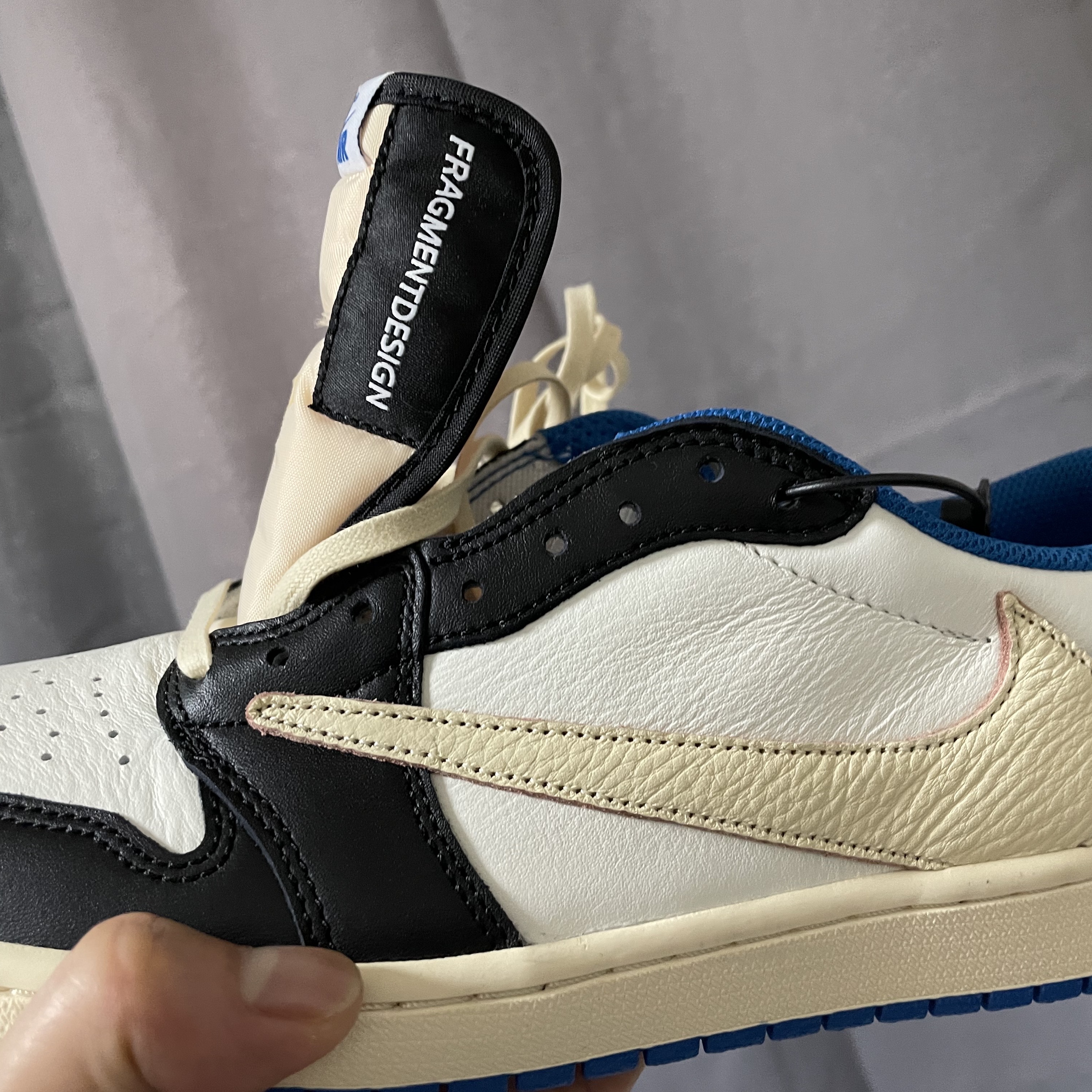 Jordan 1 x Travis Scott x Fragment Retro Low OG SP Military Blue 착용 스타일 - 1