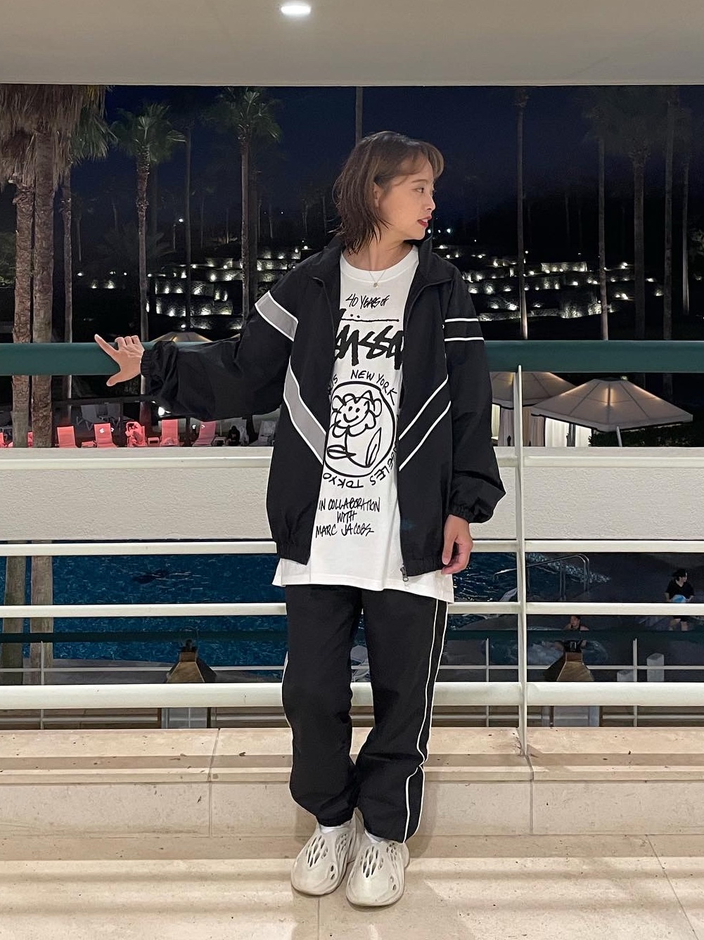 Stussy x Marc Jacobs 40 WT T-Shirt, Adidas Yeezy Foam RNNR Sand 착용 스타일 - 4