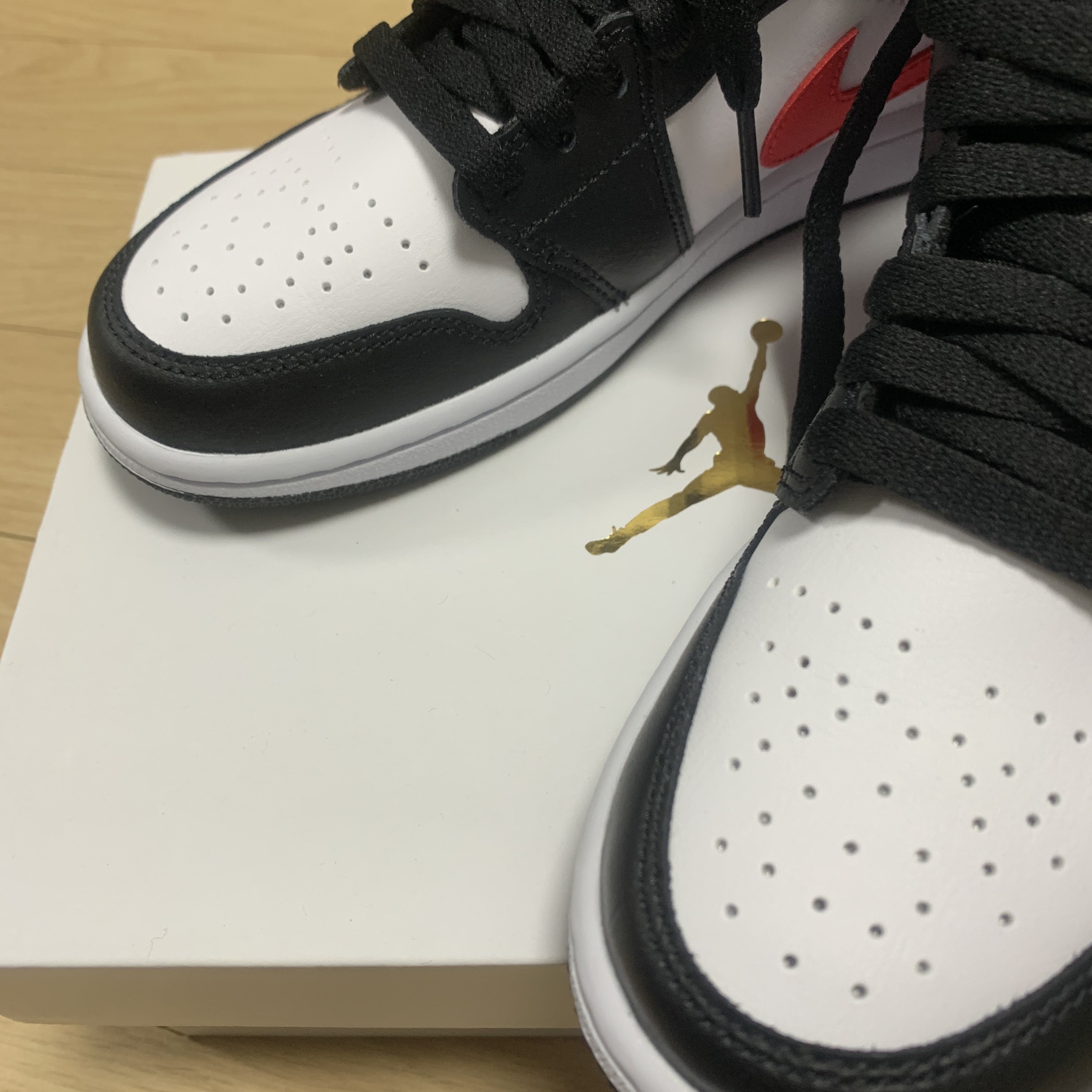 (W) Jordan 1 Low Black Siren Red 착용 스타일 - 2
