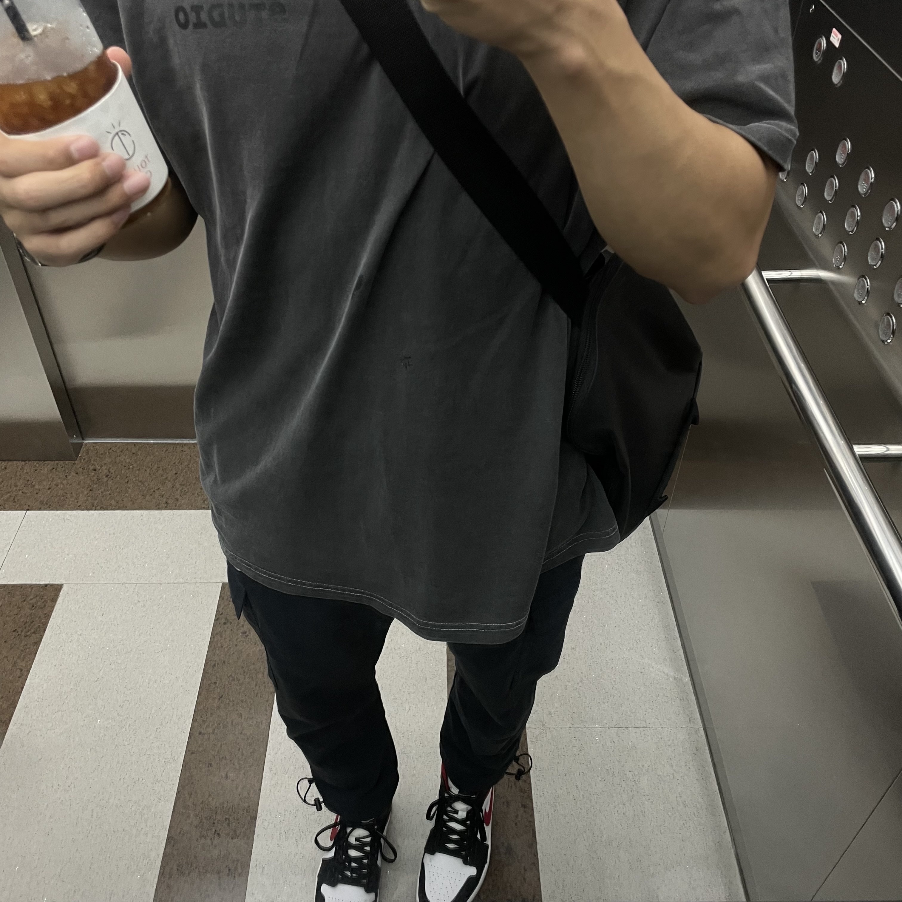 IAB Studio Pigment T-Shirt Black, Jordan 1 Mid Gym Red Black White 착용 스타일 - 2