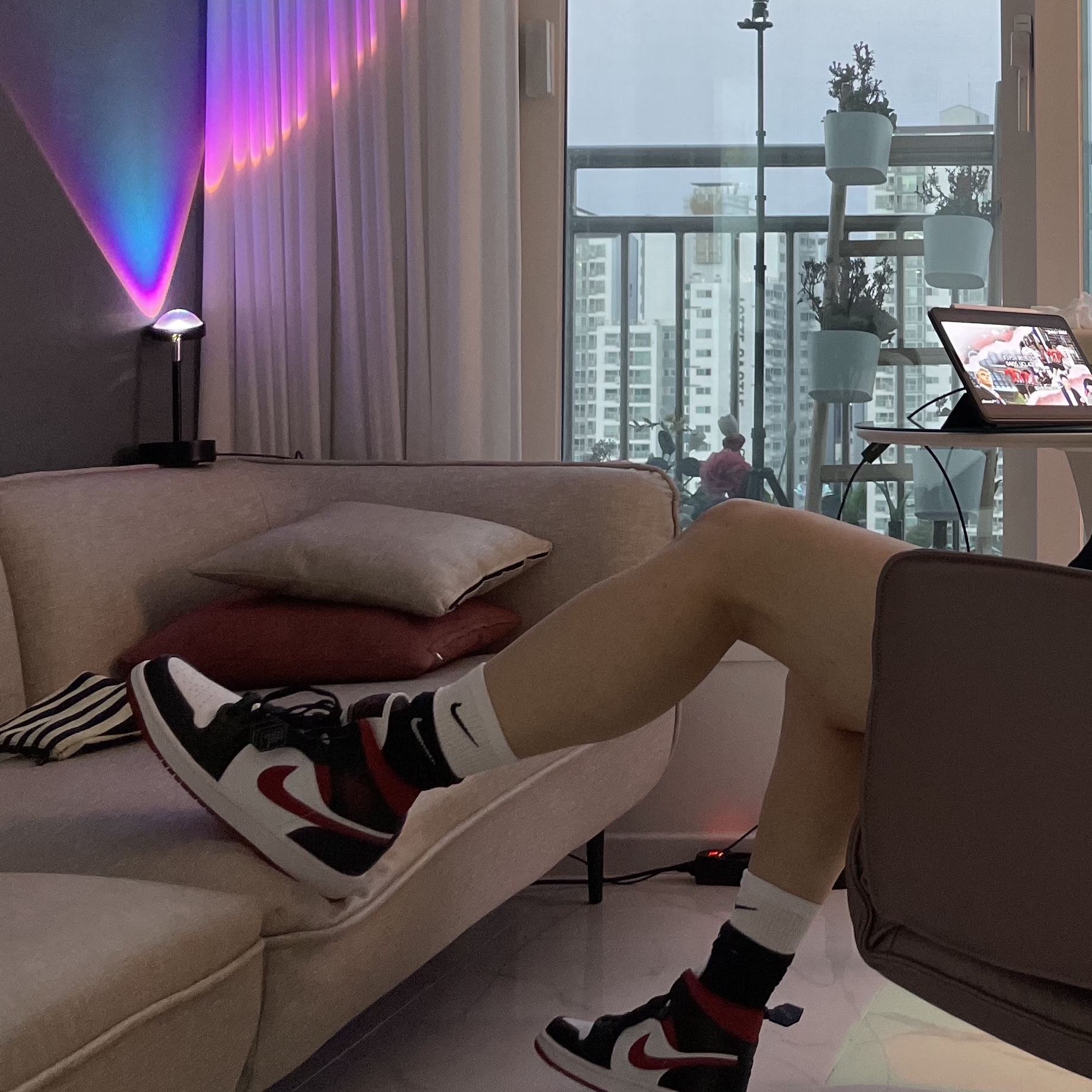Jordan 1 Mid Gym Red Black White, Nike Everyday Plus Cushioned Training Crew Socks Black White (Korean Ver.) 착용 스타일 - 1