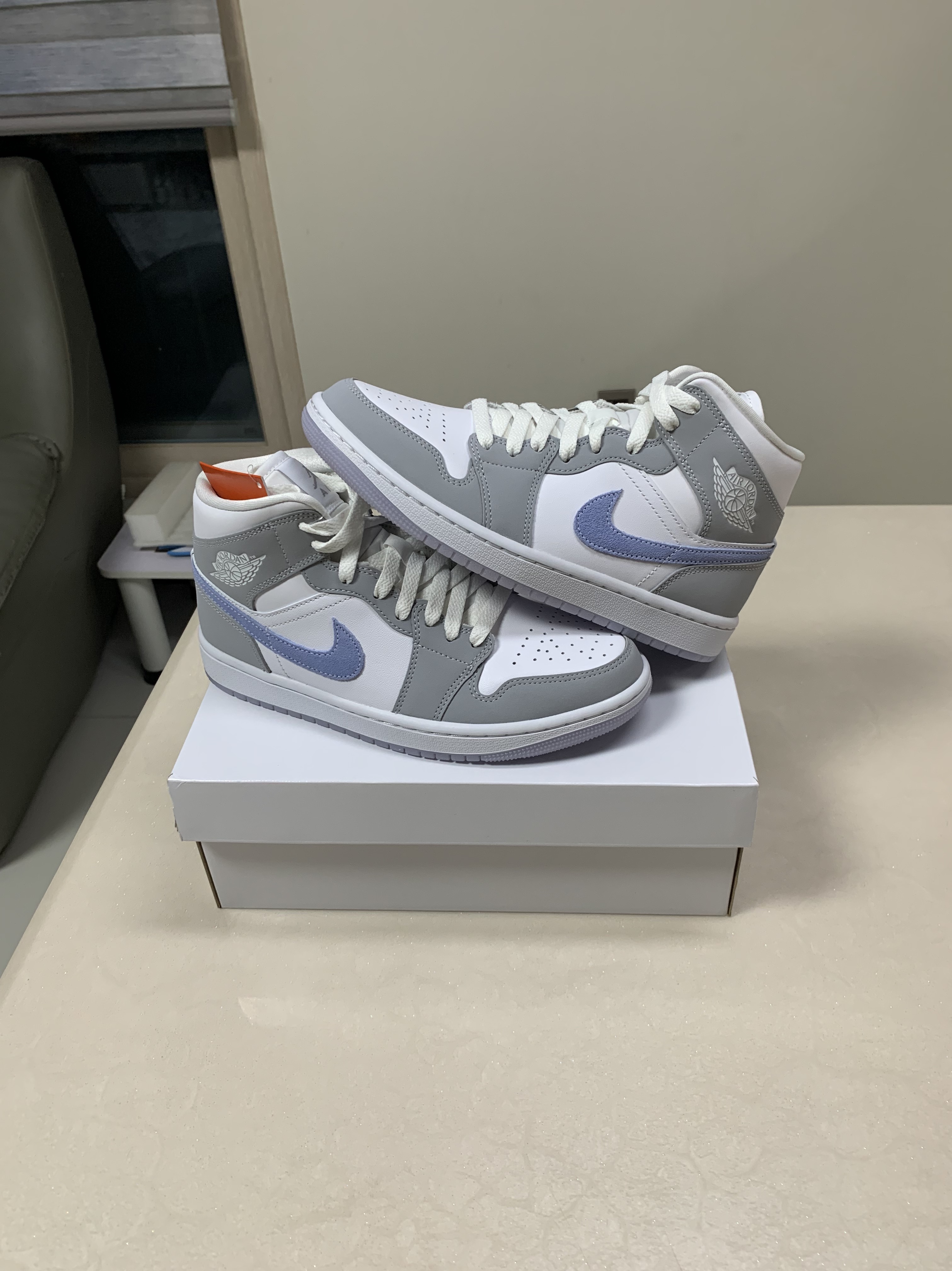 (W) Jordan 1 Mid Wolf Grey 착용 스타일 - 1