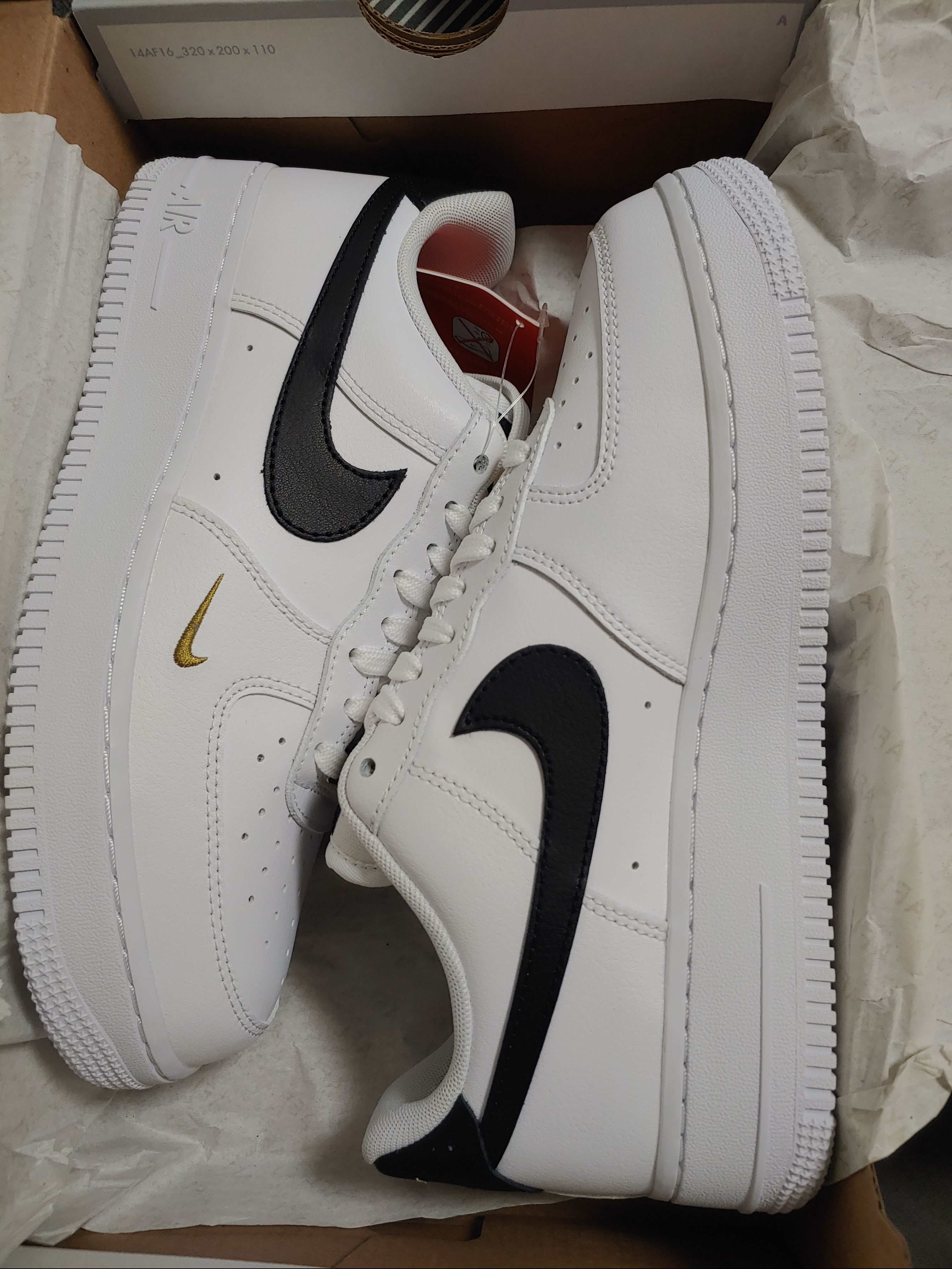 (W) Nike Air Force 1 '07 Essential White Black 착용 스타일 - 1