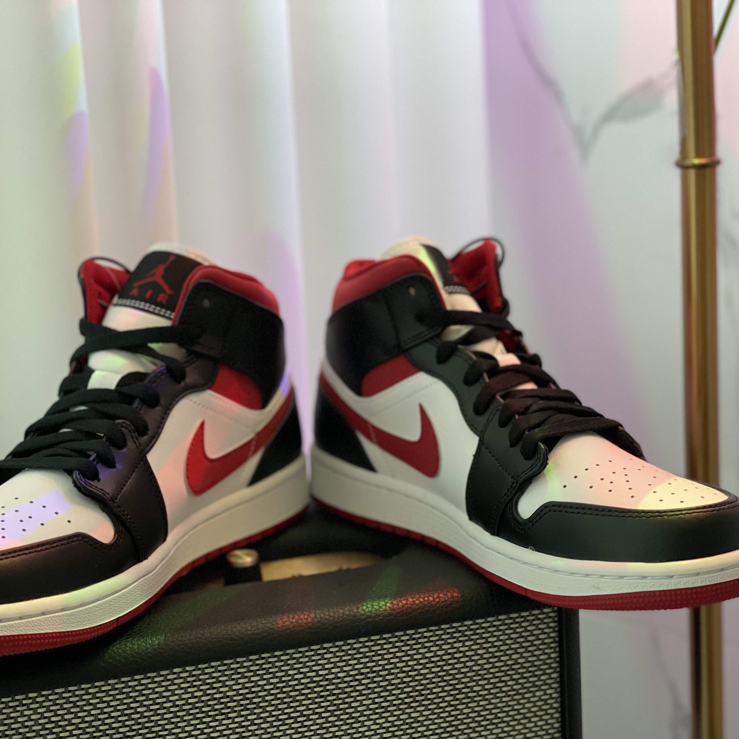 Jordan 1 Mid Gym Red Black White, Jordan 1 Mid SE Heat Reactive 착용 스타일 - 3