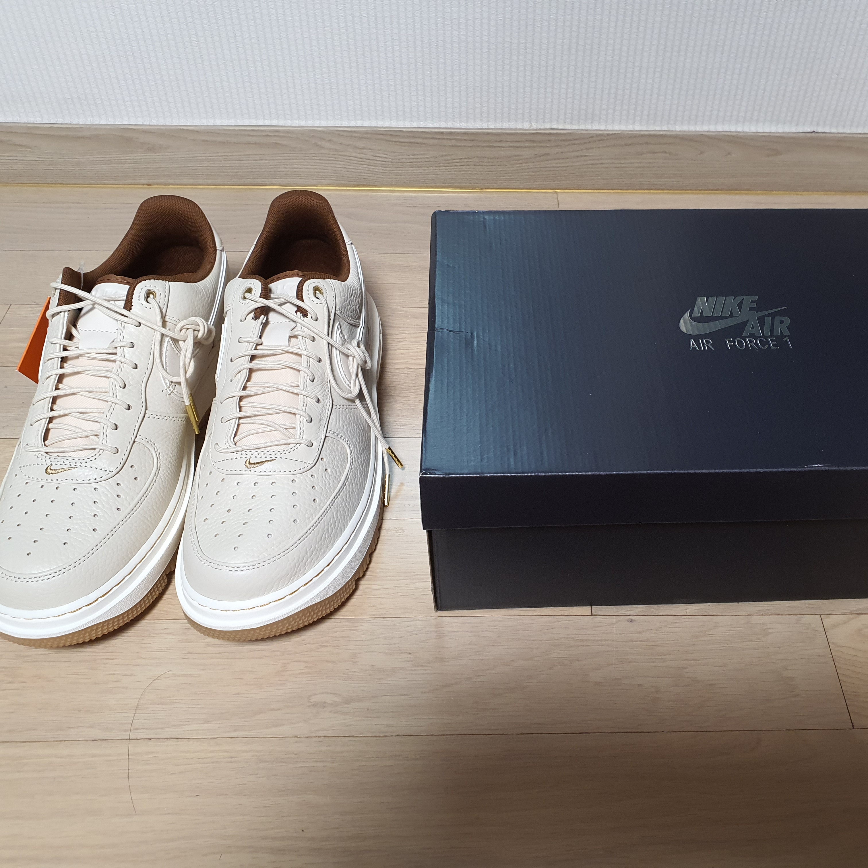 Nike Air Force 1 Luxe Pearl White 착용 스타일 - 2