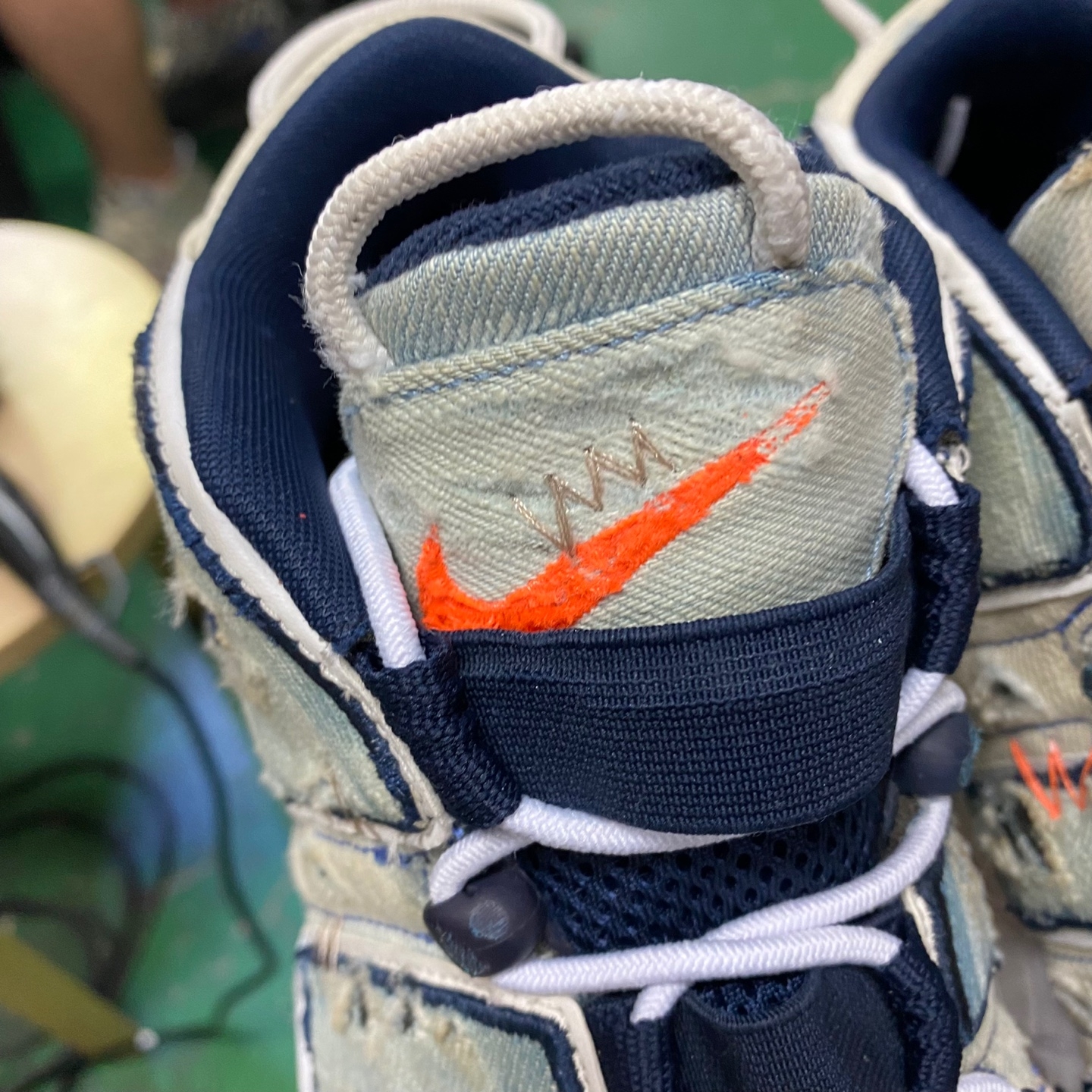 Nike Air More Uptempo 96 Denim 착용 스타일 - 2