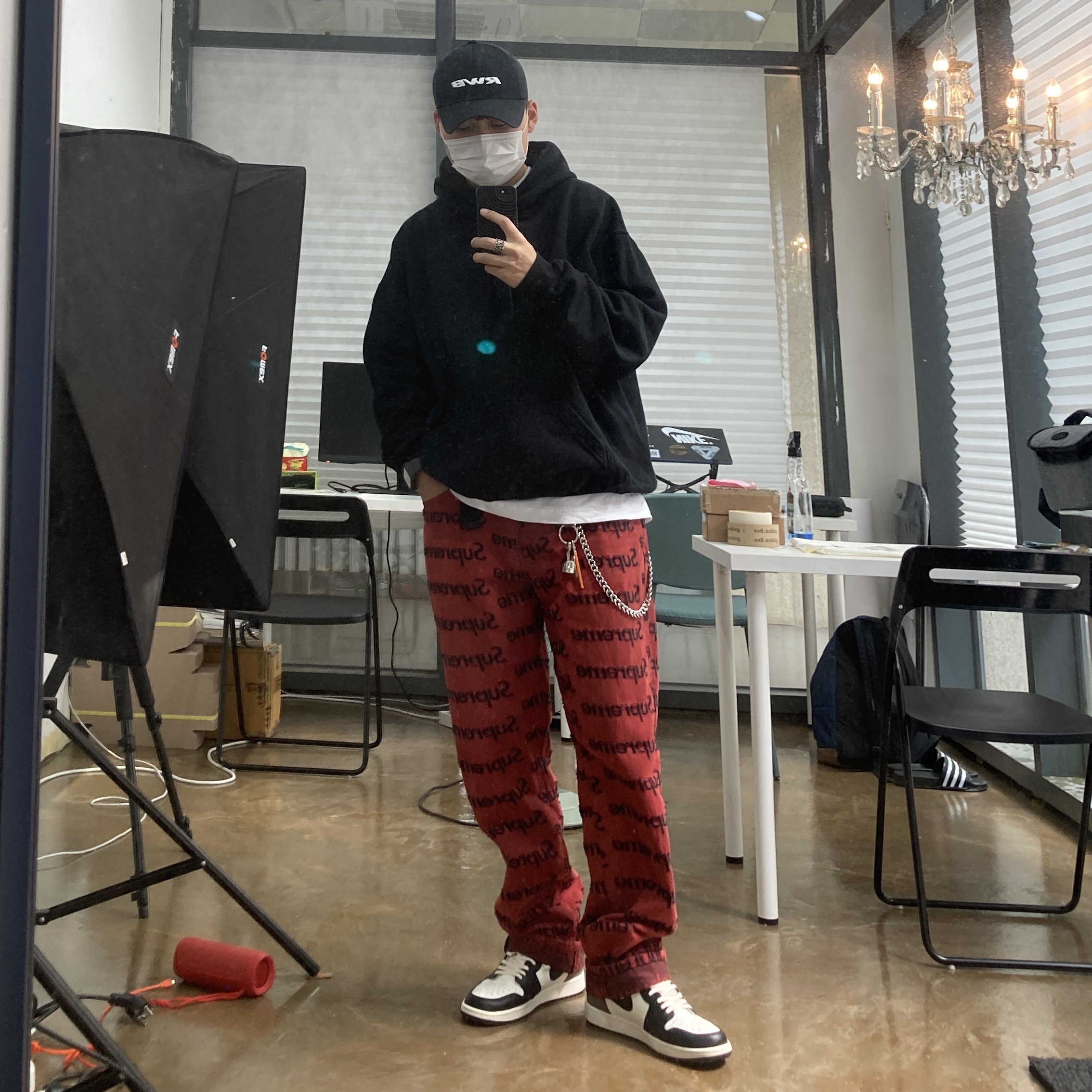 Supreme Frayed Logos Regular Jean Red - 21SS, Jordan 1 Retro High OG Black Mocha 착용 스타일