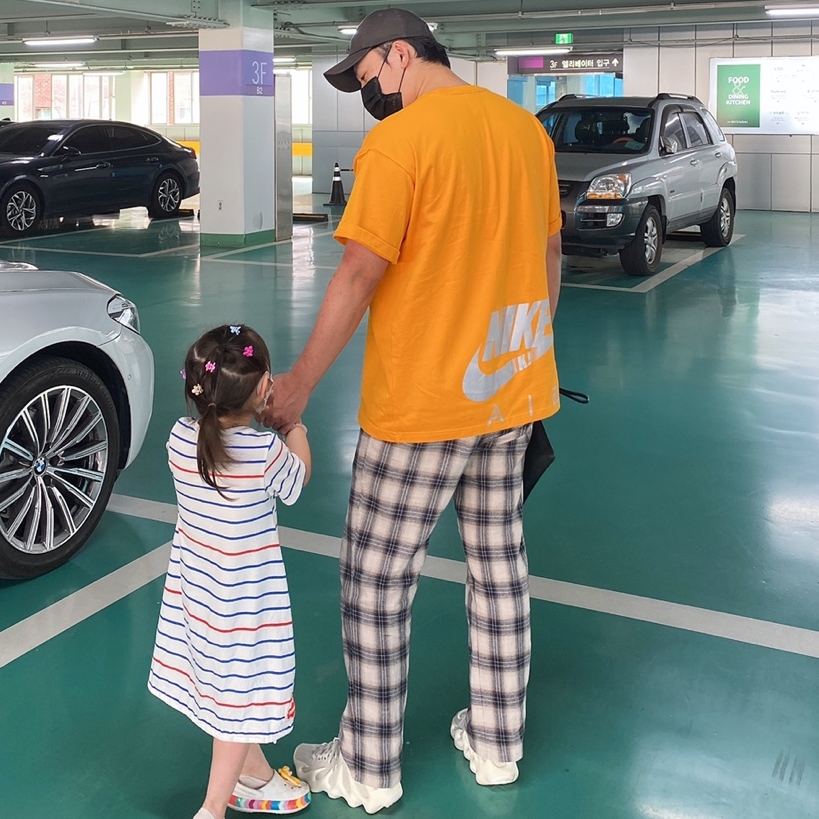 Adidas Yeezy 450 Cloud White, Nike x Kim Jones Oversized T-Shirt Circuit Orange - US/EU 착용 스타일